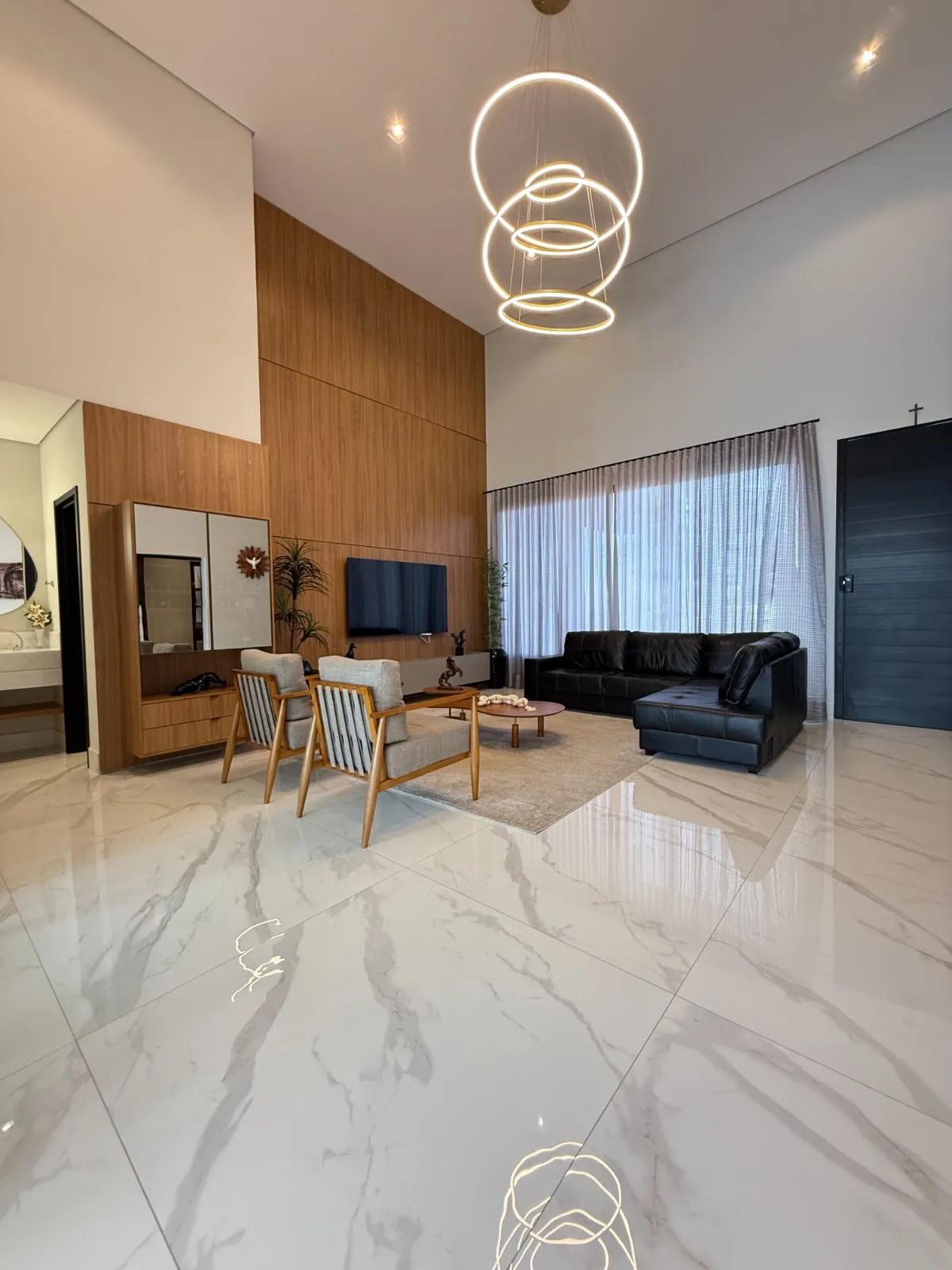 Casa Térrea à Venda mobiliada com 4 suítes e área gourmet com piscina e pergolado, 269m² no Condomínio Alphaville Nova Esplanada 4 em Votorantim/SP