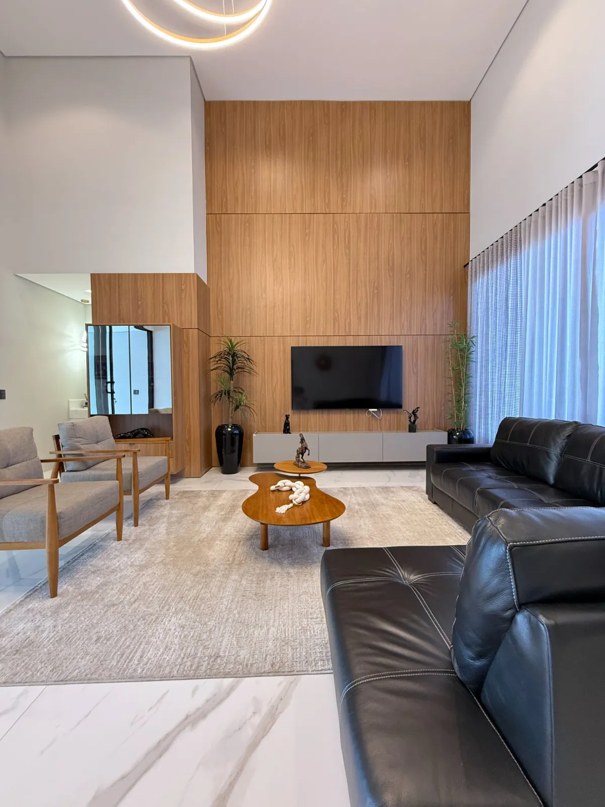 Casa Térrea à Venda mobiliada com 4 suítes e área gourmet com piscina e pergolado, 269m² no Condomínio Alphaville Nova Esplanada 4 em Votorantim/SP