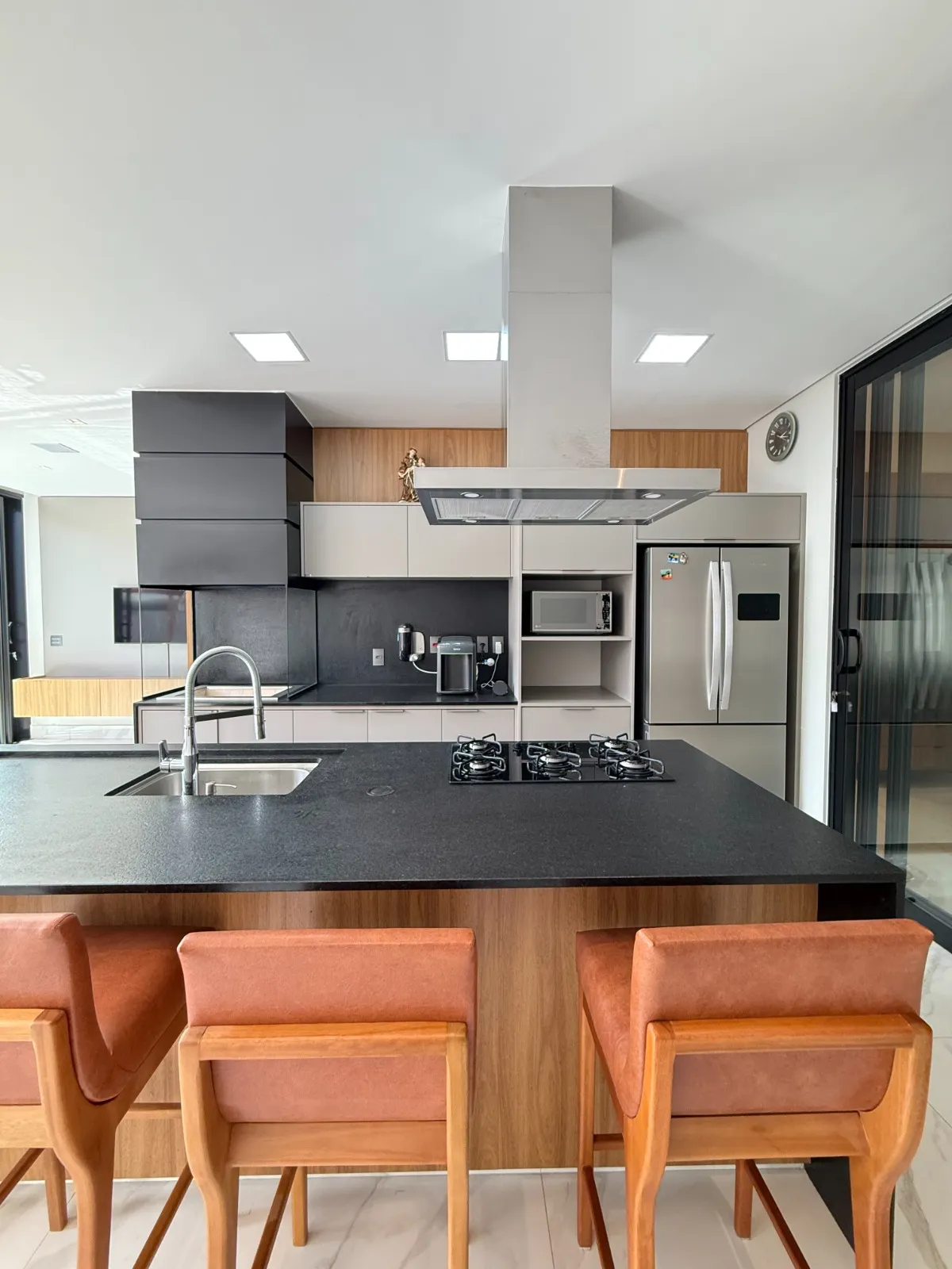 Casa Térrea à Venda mobiliada com 4 suítes e área gourmet com piscina e pergolado, 269m² no Condomínio Alphaville Nova Esplanada 4 em Votorantim/SP