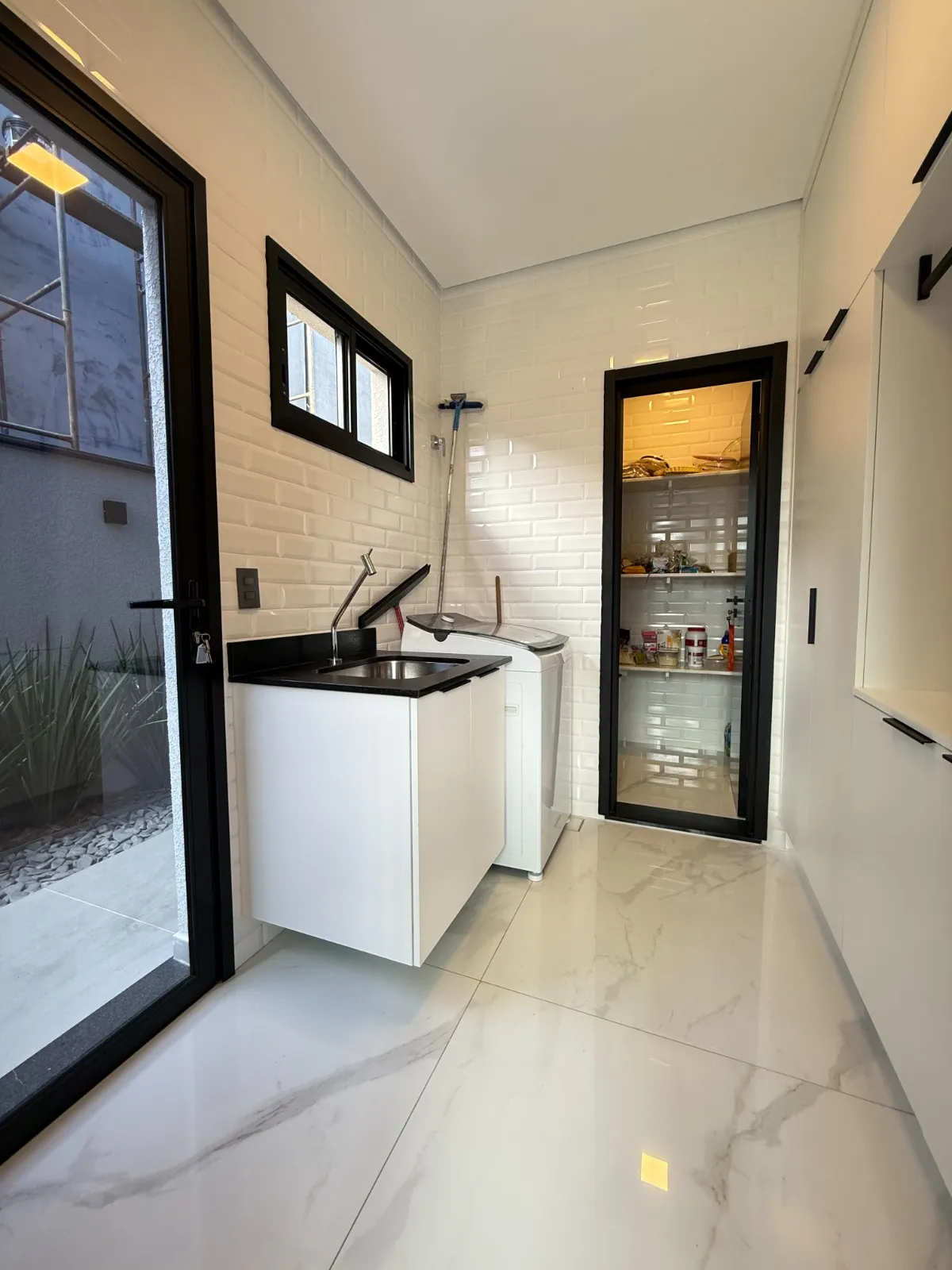 Casa Térrea à Venda mobiliada com 4 suítes e área gourmet com piscina e pergolado, 269m² no Condomínio Alphaville Nova Esplanada 4 em Votorantim/SP