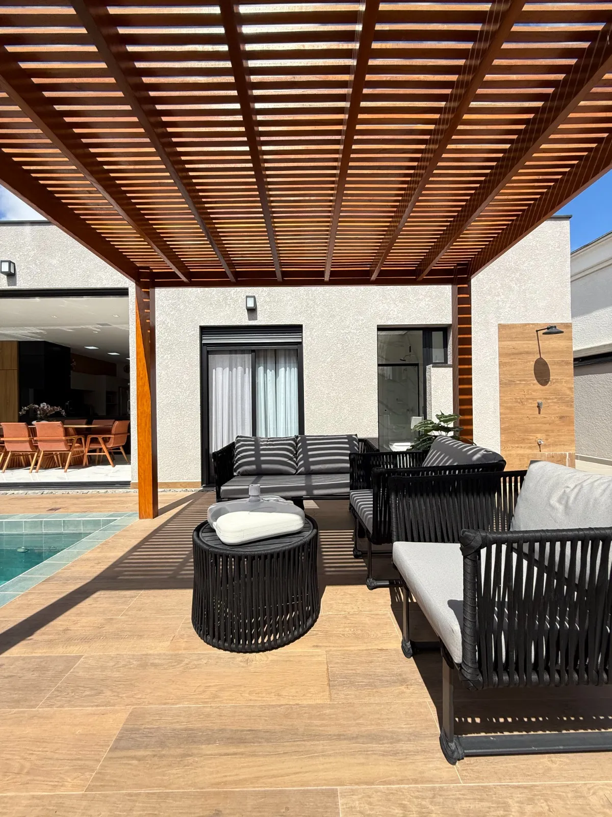 Casa Térrea à Venda mobiliada com 4 suítes e área gourmet com piscina e pergolado, 269m² no Condomínio Alphaville Nova Esplanada 4 em Votorantim/SP