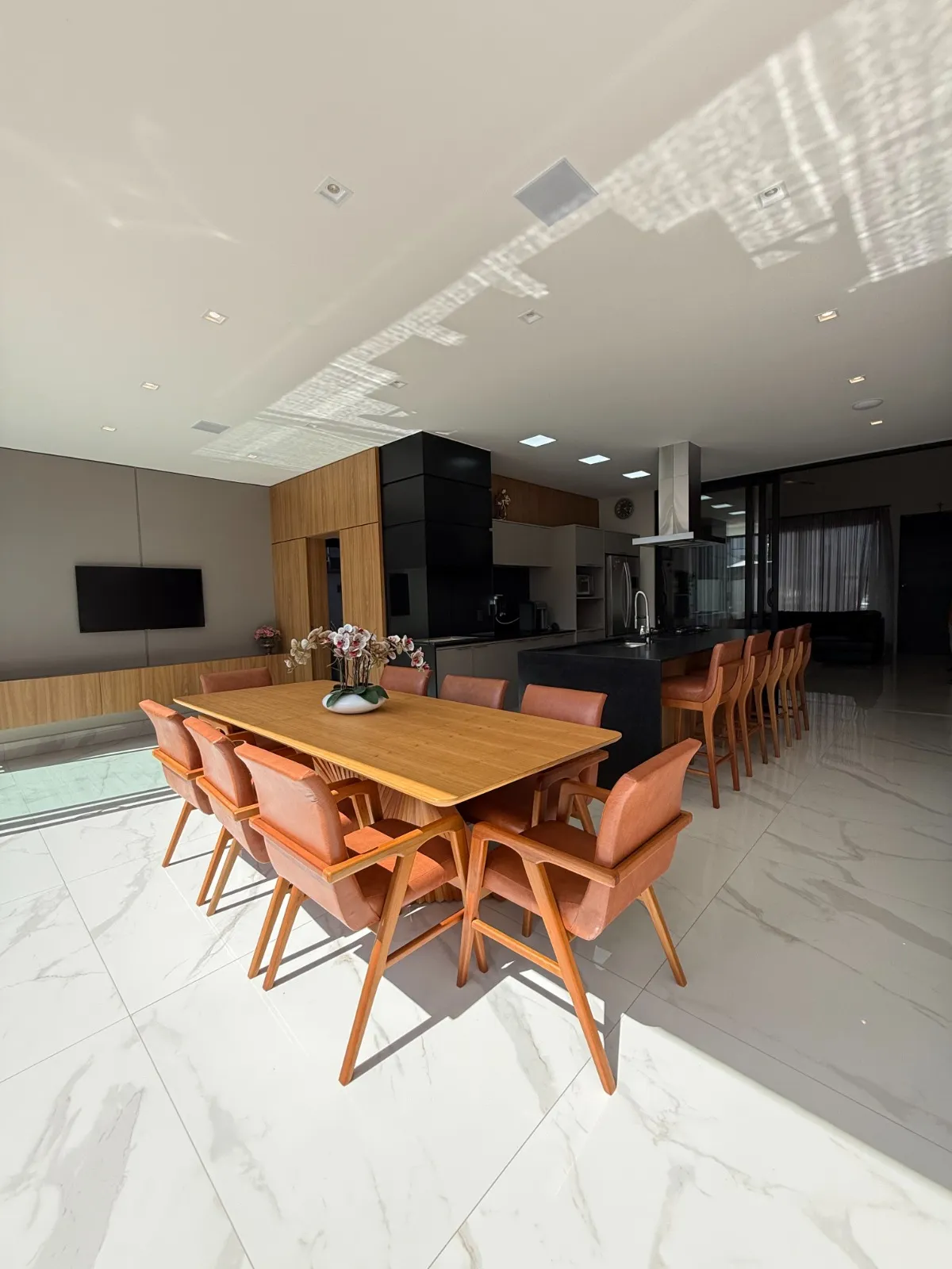 Casa Térrea à Venda mobiliada com 4 suítes e área gourmet com piscina e pergolado, 269m² no Condomínio Alphaville Nova Esplanada 4 em Votorantim/SP