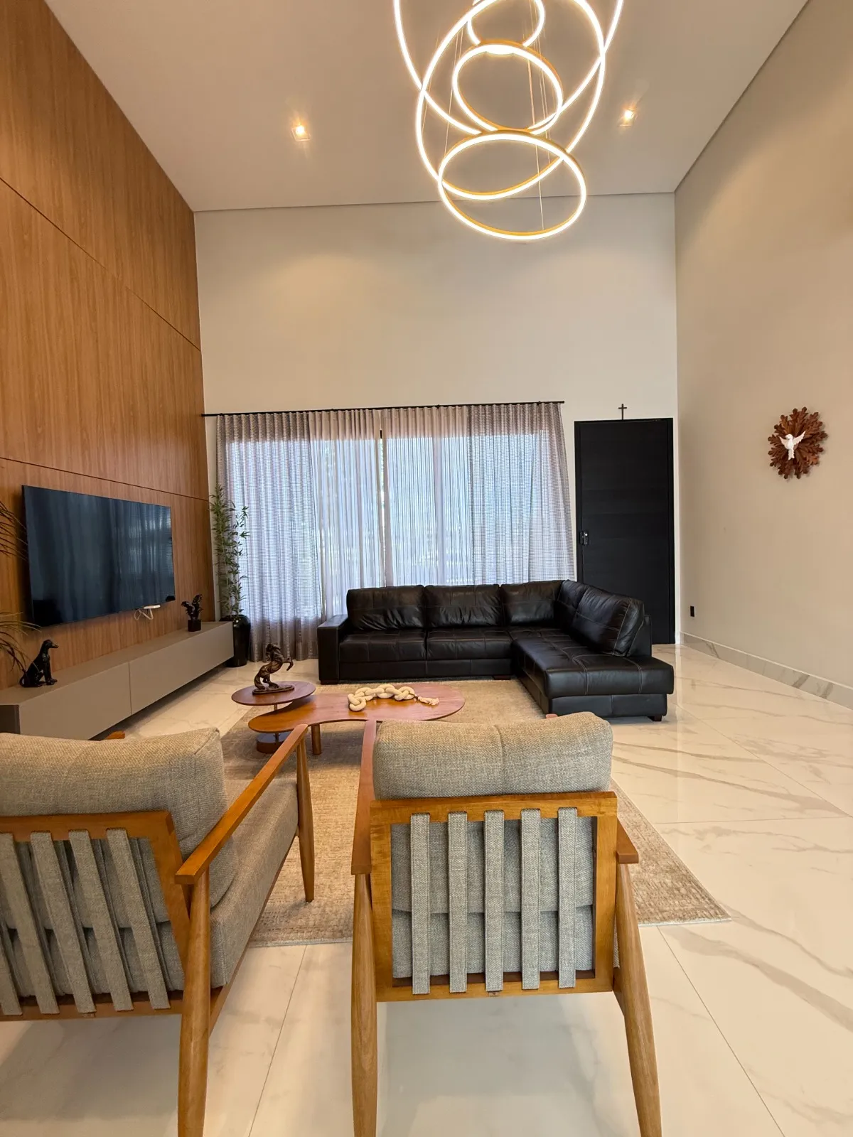 Casa Térrea à Venda mobiliada com 4 suítes e área gourmet com piscina e pergolado, 269m² no Condomínio Alphaville Nova Esplanada 4 em Votorantim/SP