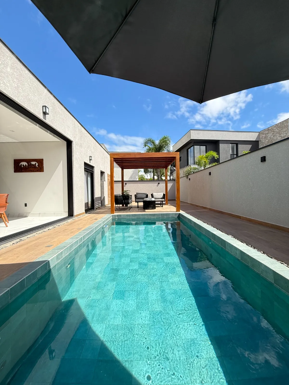 Casa Térrea à Venda mobiliada com 4 suítes e área gourmet com piscina e pergolado, 269m² no Condomínio Alphaville Nova Esplanada 4 em Votorantim/SP