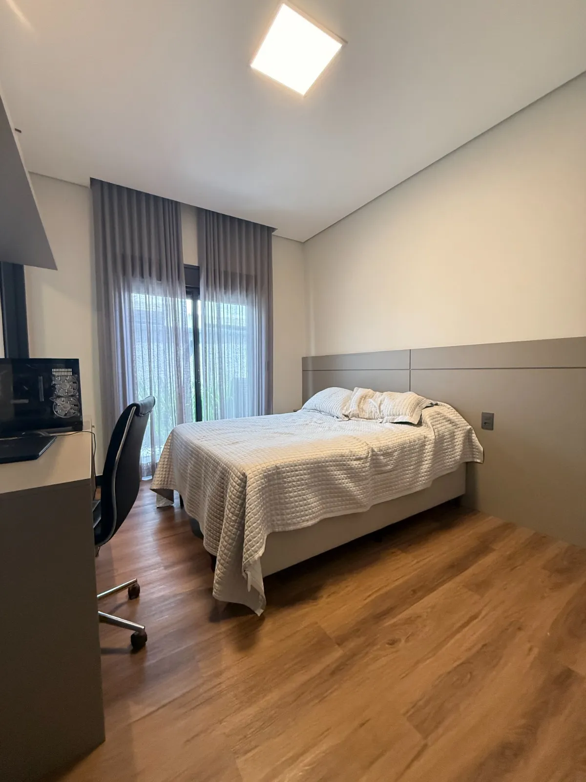 Casa Térrea à Venda mobiliada com 4 suítes e área gourmet com piscina e pergolado, 269m² no Condomínio Alphaville Nova Esplanada 4 em Votorantim/SP