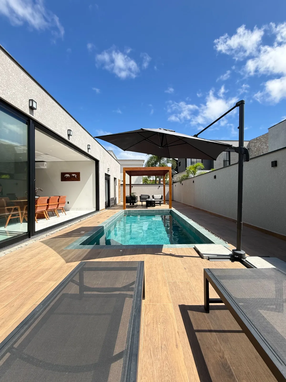 Casa Térrea à Venda mobiliada com 4 suítes e área gourmet com piscina e pergolado, 269m² no Condomínio Alphaville Nova Esplanada 4 em Votorantim/SP