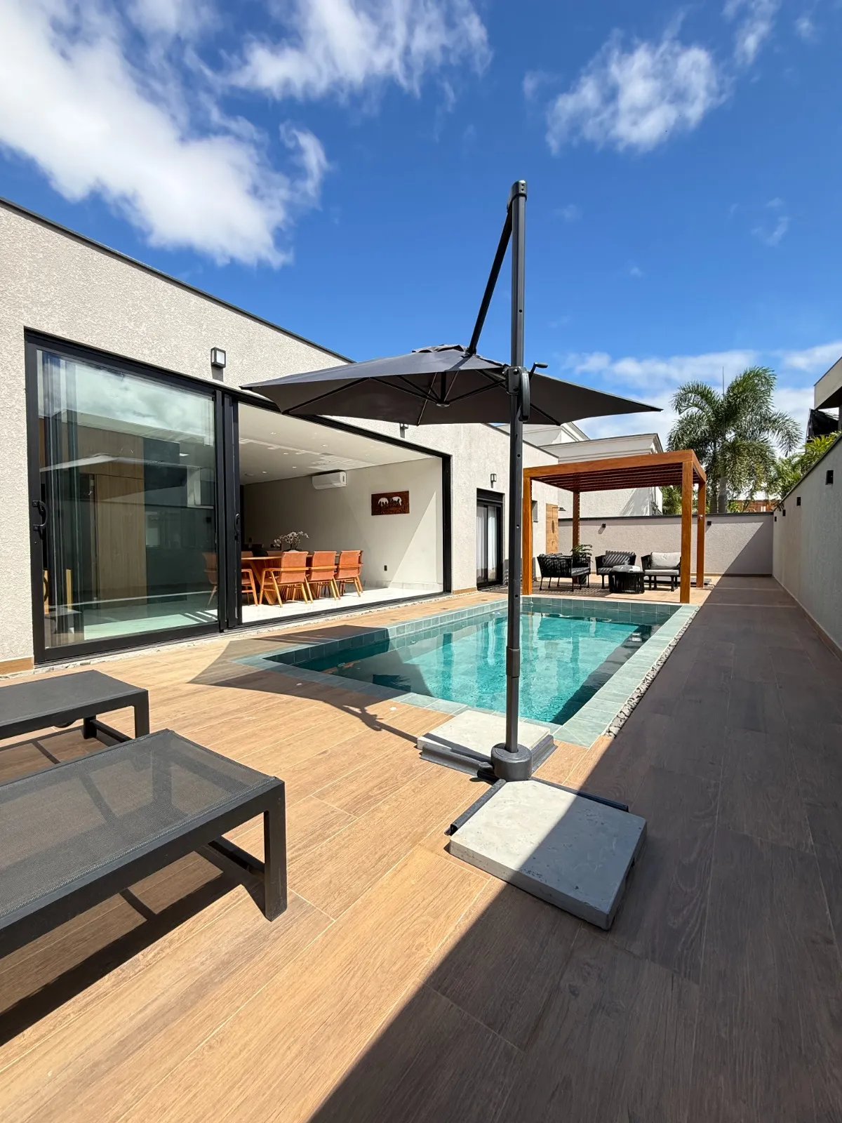 Casa Térrea à Venda mobiliada com 4 suítes e área gourmet com piscina e pergolado, 269m² no Condomínio Alphaville Nova Esplanada 4 em Votorantim/SP