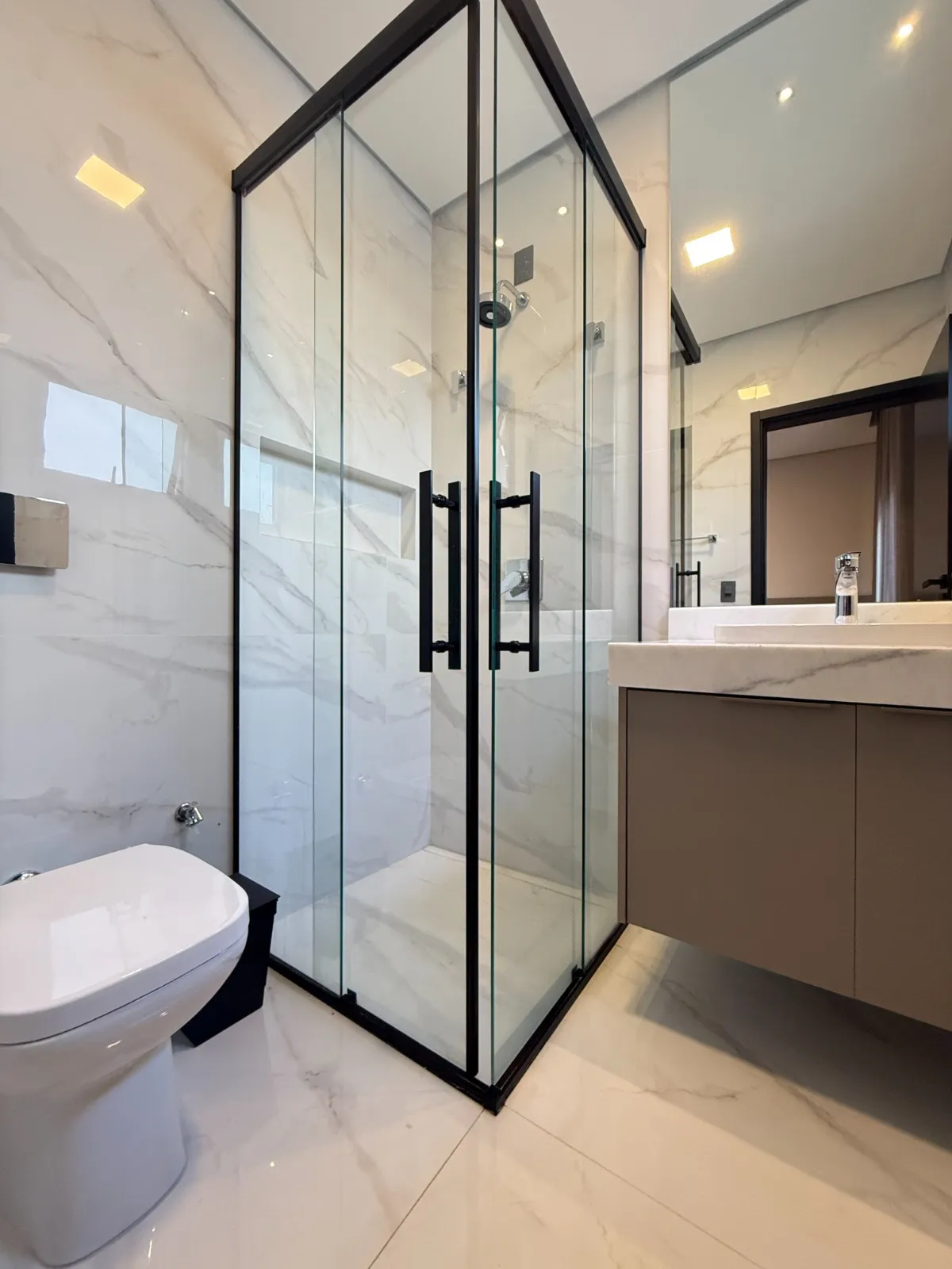 Casa Térrea à Venda mobiliada com 4 suítes e área gourmet com piscina e pergolado, 269m² no Condomínio Alphaville Nova Esplanada 4 em Votorantim/SP