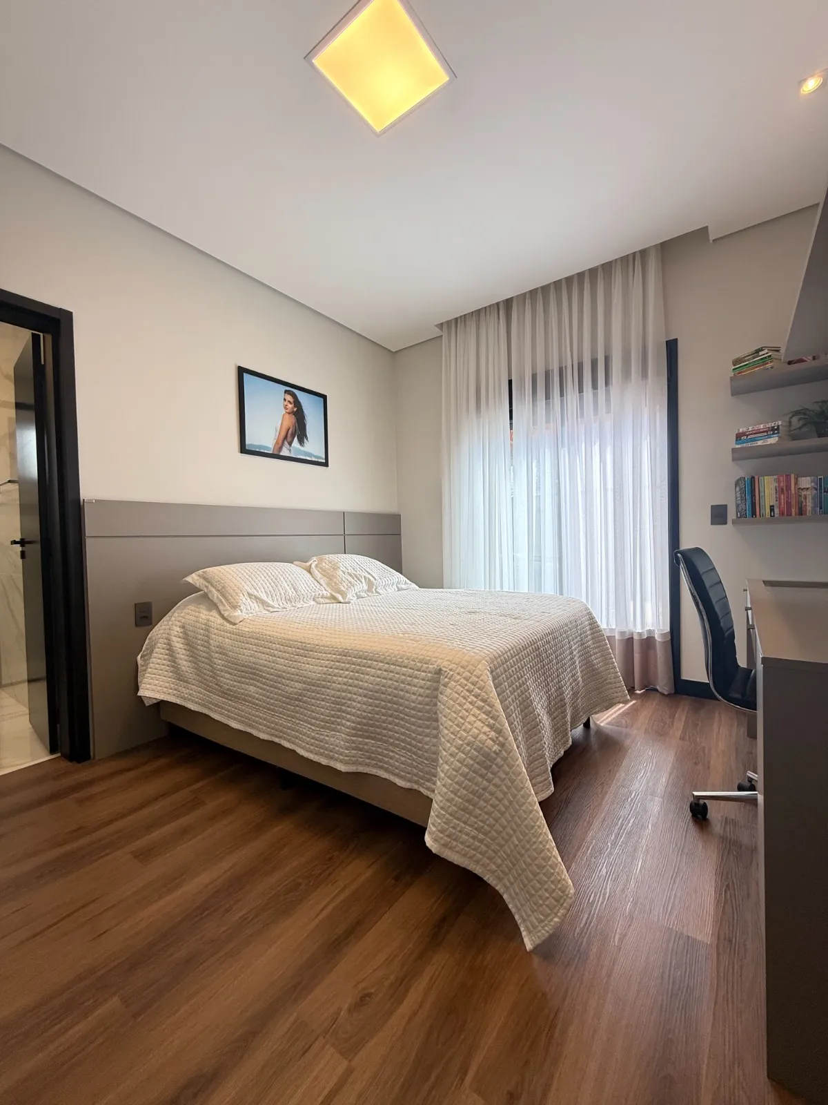 Casa Térrea à Venda mobiliada com 4 suítes e área gourmet com piscina e pergolado, 269m² no Condomínio Alphaville Nova Esplanada 4 em Votorantim/SP