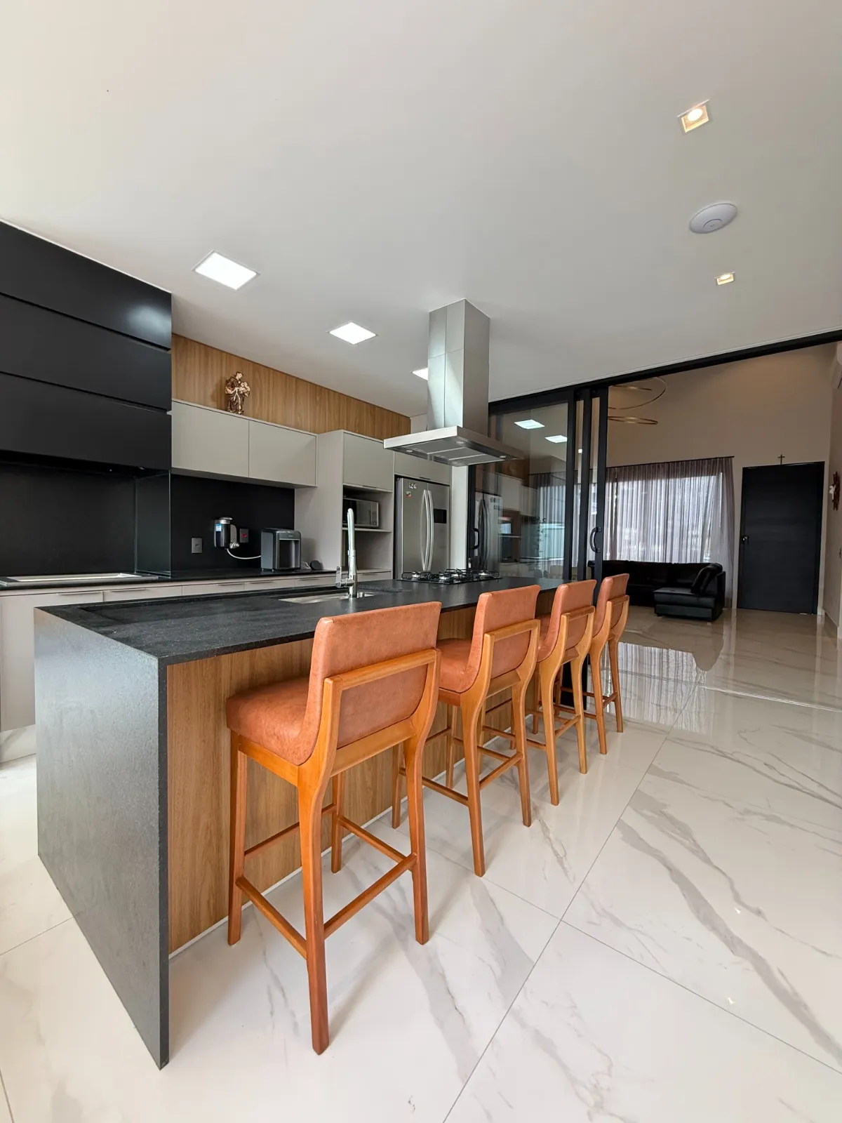 Casa Térrea à Venda mobiliada com 4 suítes e área gourmet com piscina e pergolado, 269m² no Condomínio Alphaville Nova Esplanada 4 em Votorantim/SP