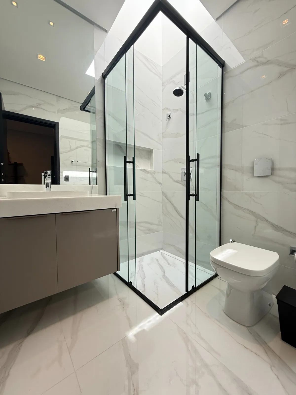 Casa Térrea à Venda mobiliada com 4 suítes e área gourmet com piscina e pergolado, 269m² no Condomínio Alphaville Nova Esplanada 4 em Votorantim/SP