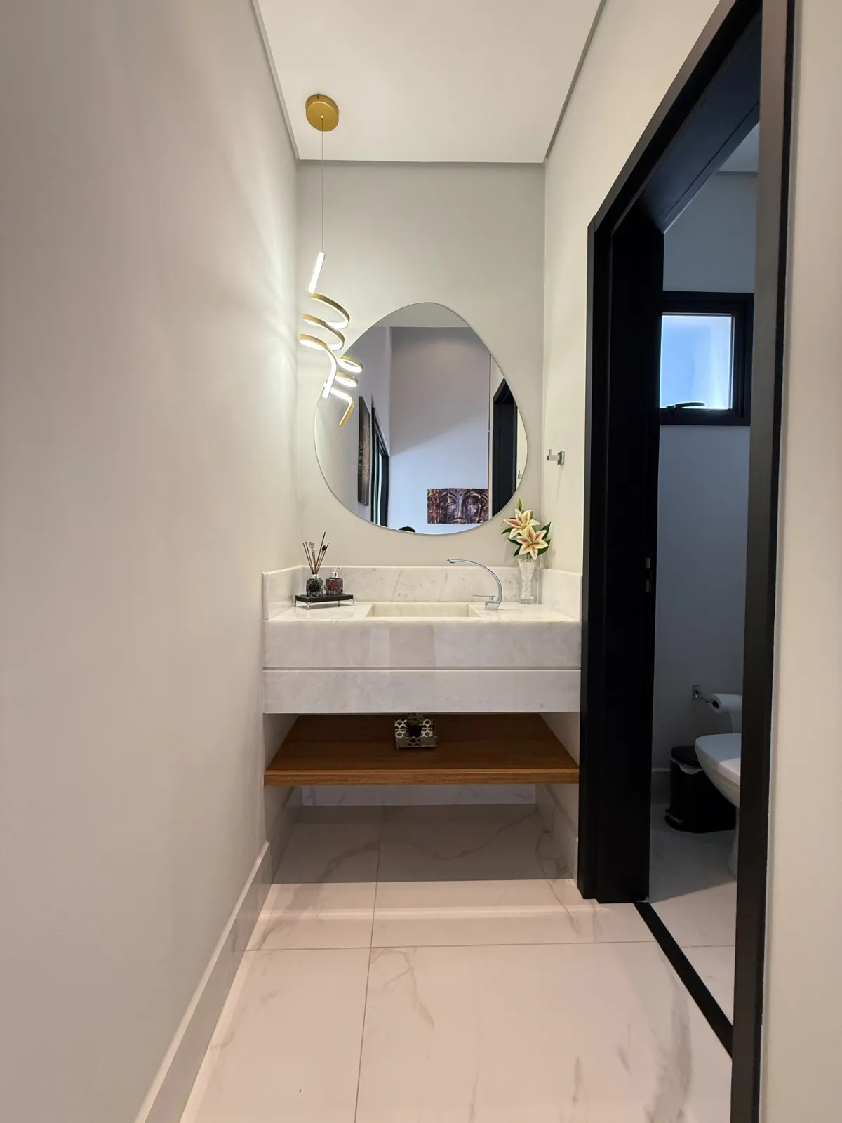 Casa Térrea à Venda mobiliada com 4 suítes e área gourmet com piscina e pergolado, 269m² no Condomínio Alphaville Nova Esplanada 4 em Votorantim/SP