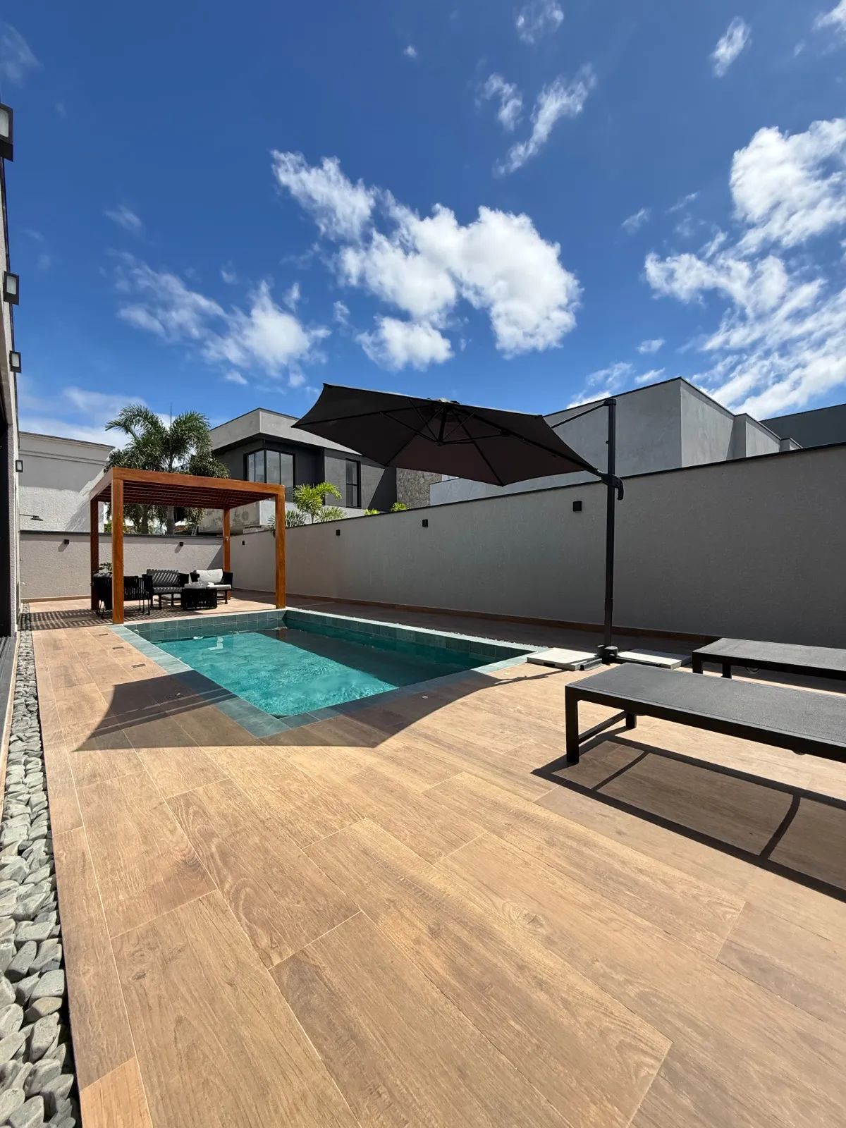 Casa Térrea à Venda mobiliada com 4 suítes e área gourmet com piscina e pergolado, 269m² no Condomínio Alphaville Nova Esplanada 4 em Votorantim/SP