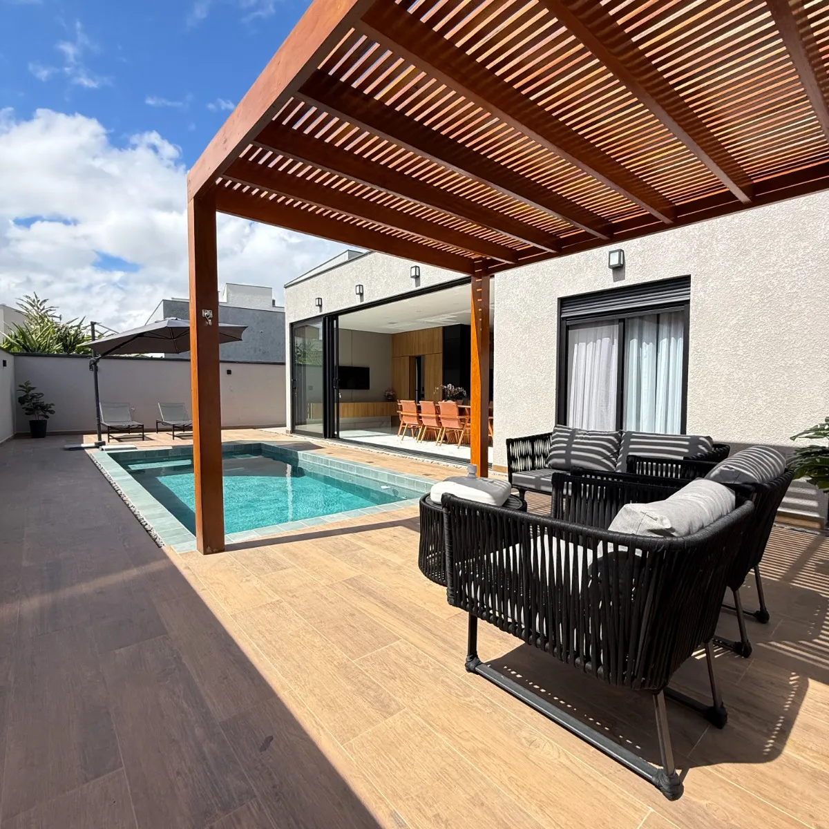 Casa Térrea à Venda mobiliada com 4 suítes e área gourmet com piscina e pergolado, 269m² no Condomínio Alphaville Nova Esplanada 4 em Votorantim/SP