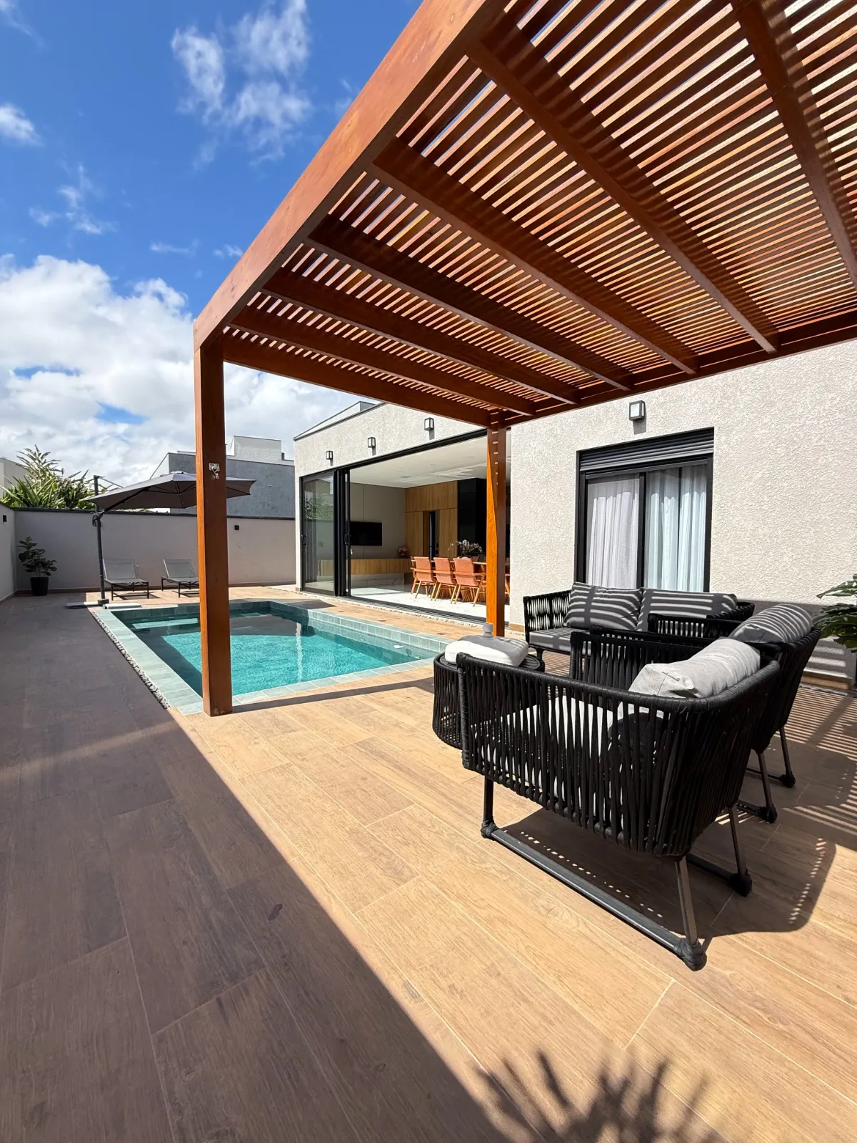 Casa Térrea à Venda mobiliada com 4 suítes e área gourmet com piscina e pergolado, 269m² no Condomínio Alphaville Nova Esplanada 4 em Votorantim/SP