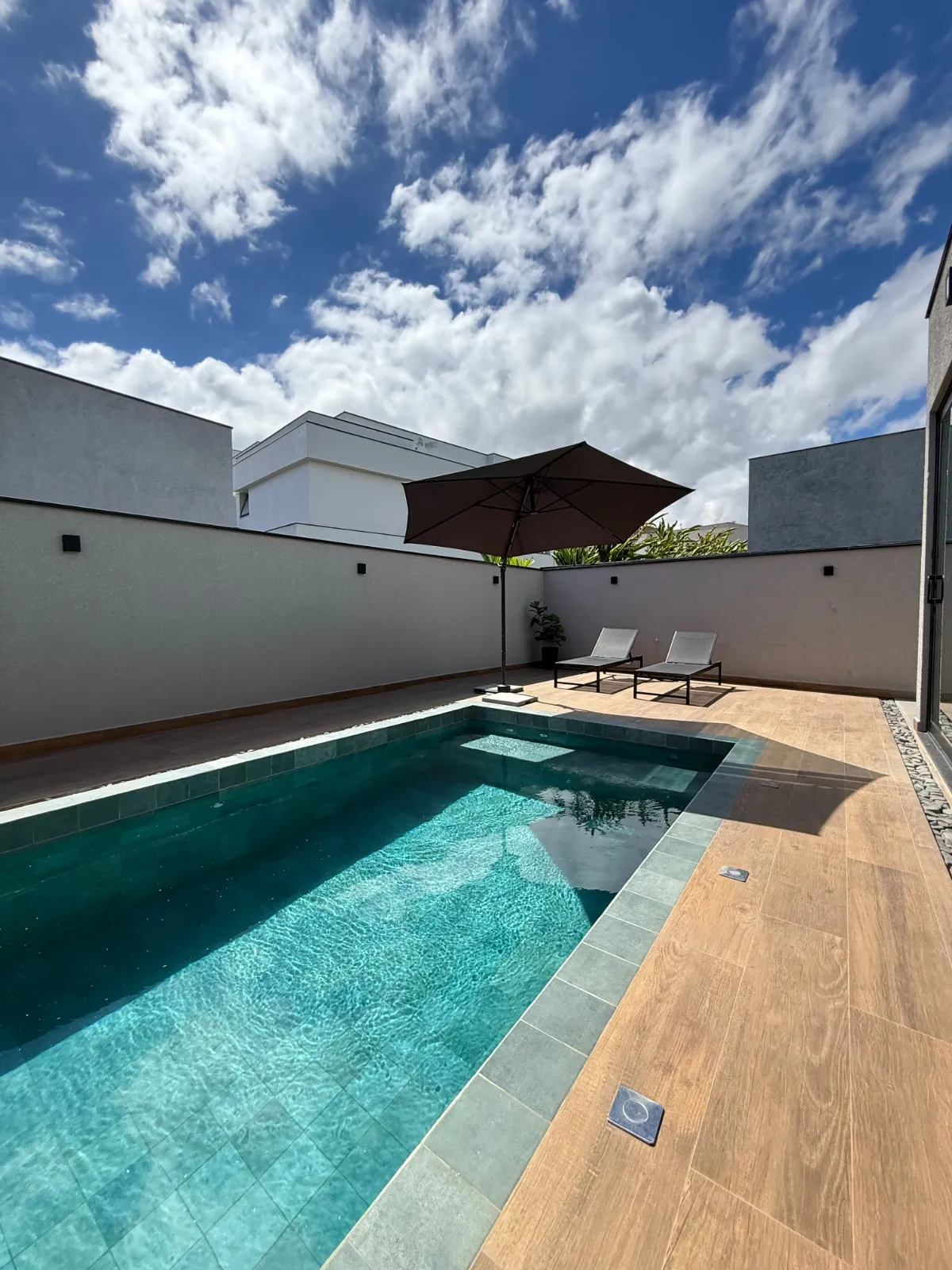 Casa Térrea à Venda mobiliada com 4 suítes e área gourmet com piscina e pergolado, 269m² no Condomínio Alphaville Nova Esplanada 4 em Votorantim/SP
