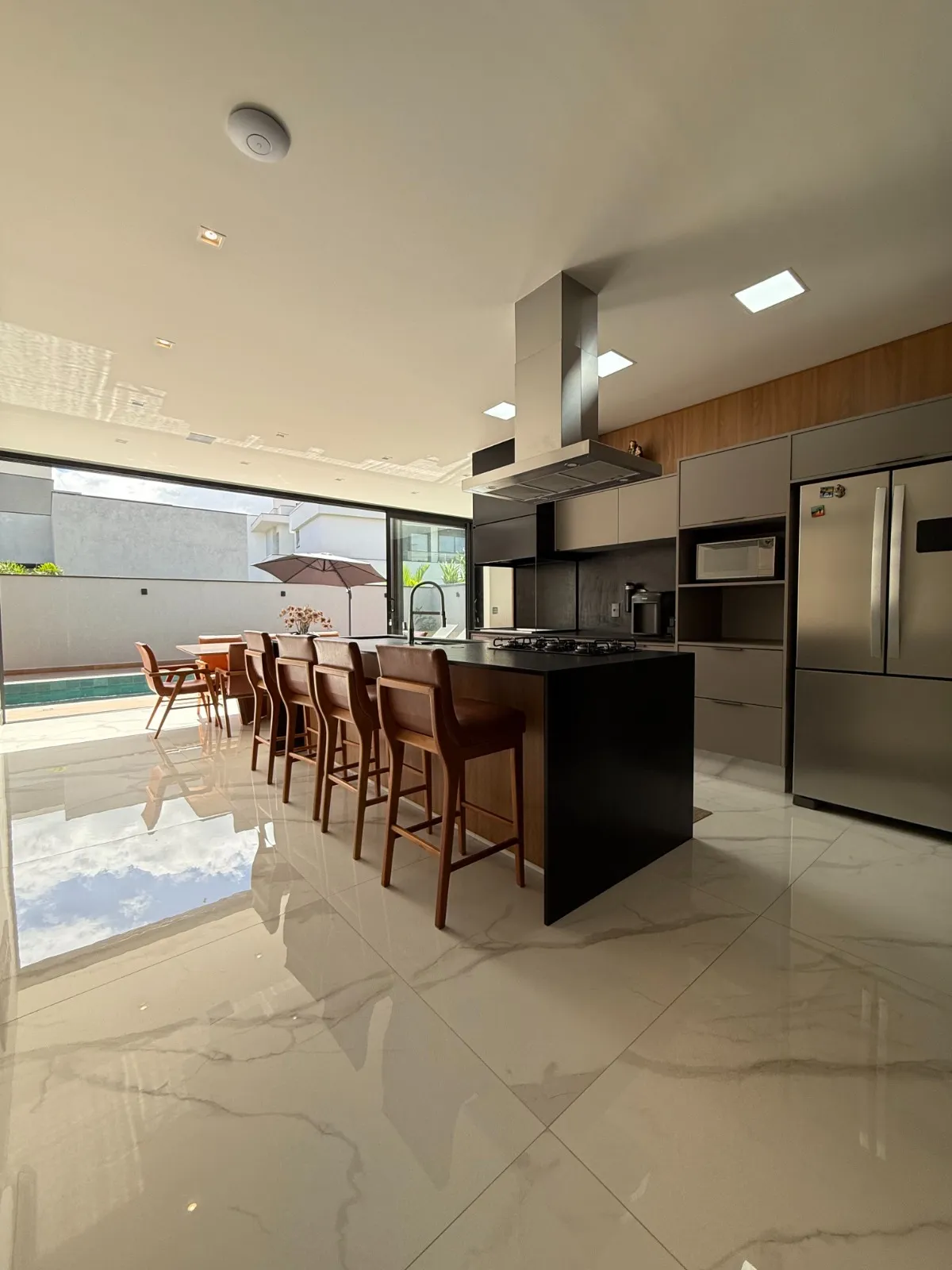 Casa Térrea à Venda mobiliada com 4 suítes e área gourmet com piscina e pergolado, 269m² no Condomínio Alphaville Nova Esplanada 4 em Votorantim/SP