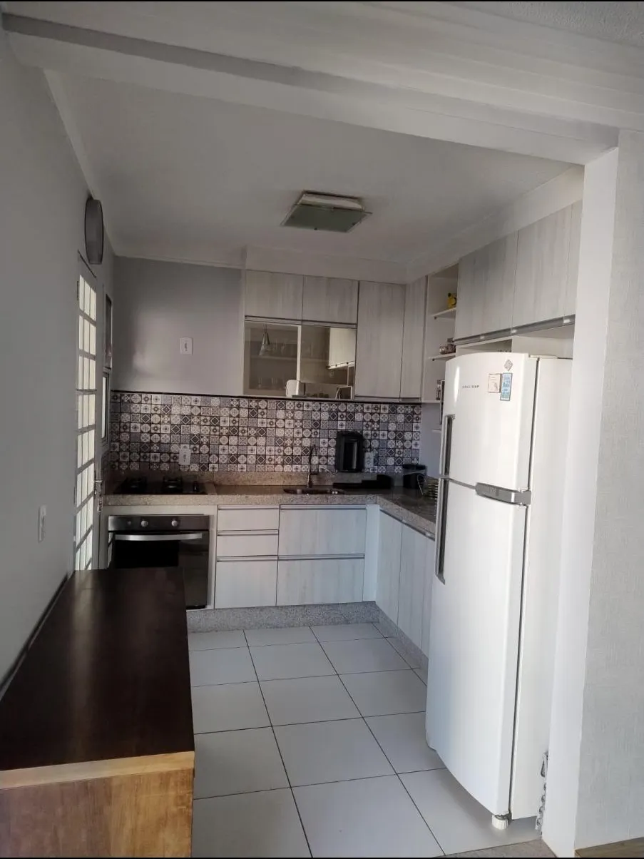 Casa à Venda com 3 dormitórios, quintal com gramado e área gourmet com churrasqueira, 108m² no Condomínio Villa Flora em Votorantim/SP