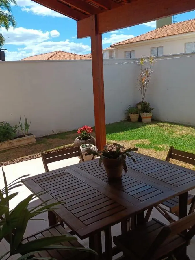 Casa à Venda com 3 dormitórios, quintal com gramado e área gourmet com churrasqueira, 108m² no Condomínio Villa Flora em Votorantim/SP