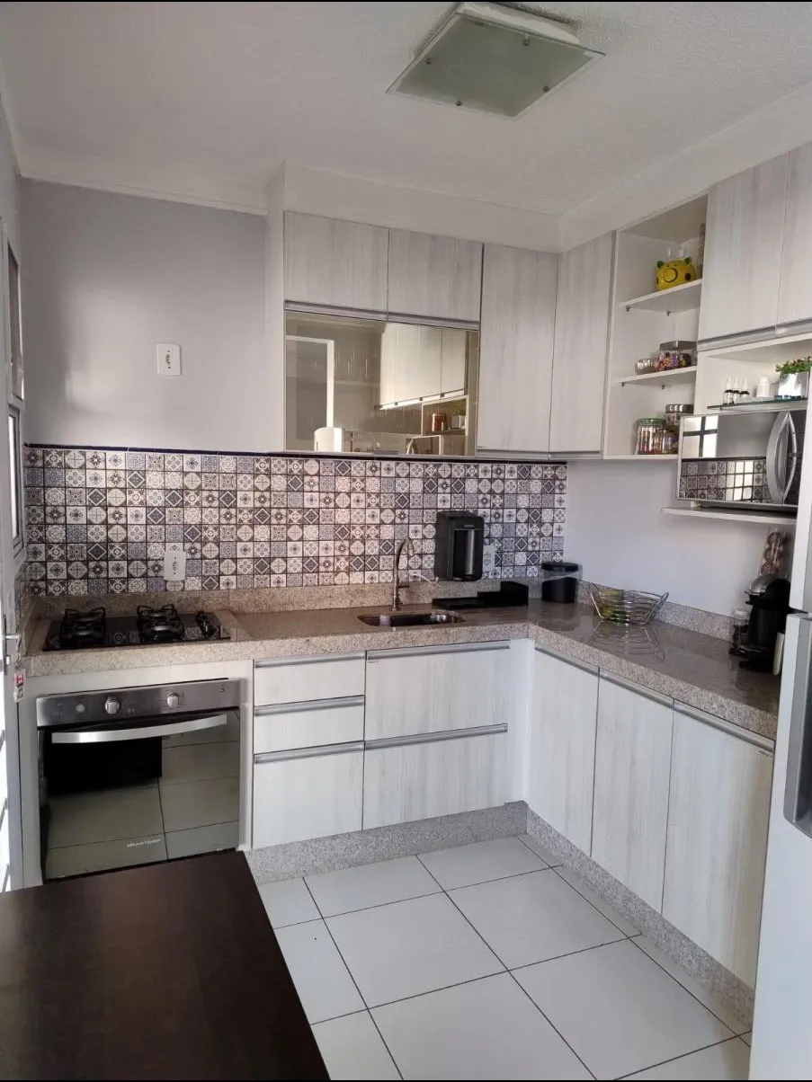 Casa à Venda com 3 dormitórios, quintal com gramado e área gourmet com churrasqueira, 108m² no Condomínio Villa Flora em Votorantim/SP