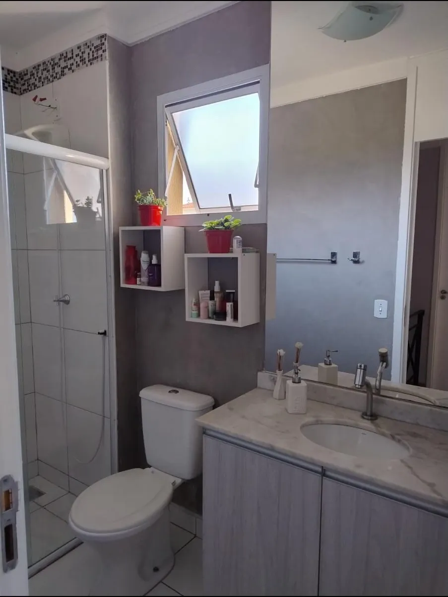 Casa à Venda com 3 dormitórios, quintal com gramado e área gourmet com churrasqueira, 108m² no Condomínio Villa Flora em Votorantim/SP