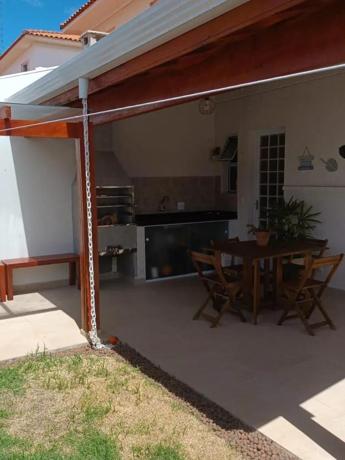 Casa à Venda com 3 dormitórios, quintal com gramado e área gourmet com churrasqueira, 108m² no Condomínio Villa Flora em Votorantim/SP