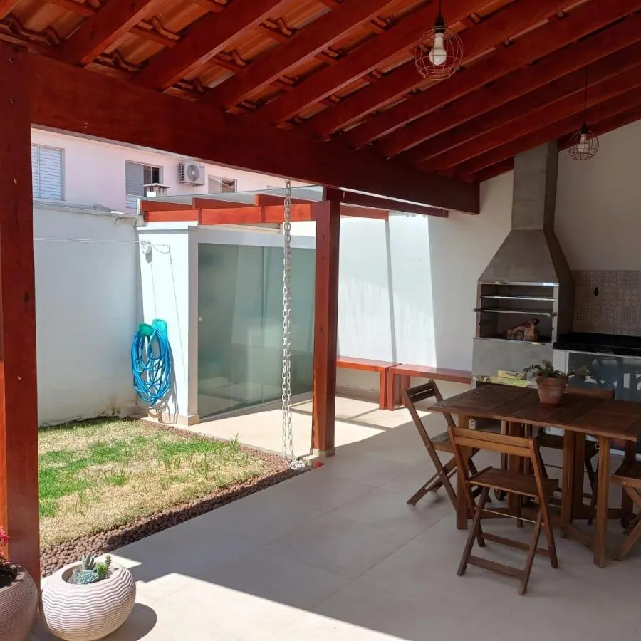 Casa à Venda com 3 dormitórios, quintal com gramado e área gourmet com churrasqueira, 108m² no Condomínio Villa Flora em Votorantim/SP