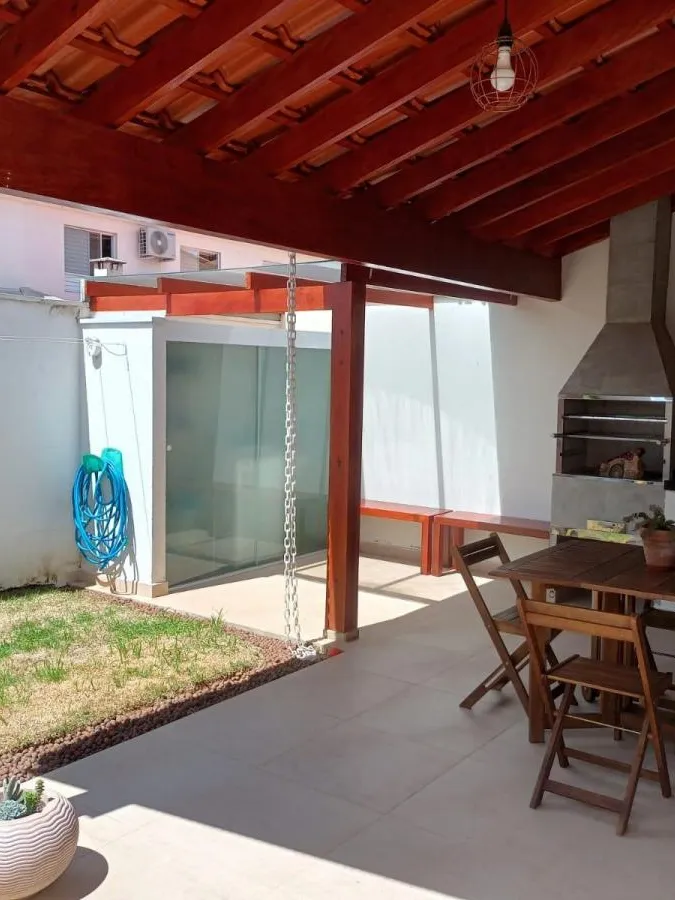 Casa à Venda com 3 dormitórios, quintal com gramado e área gourmet com churrasqueira, 108m² no Condomínio Villa Flora em Votorantim/SP