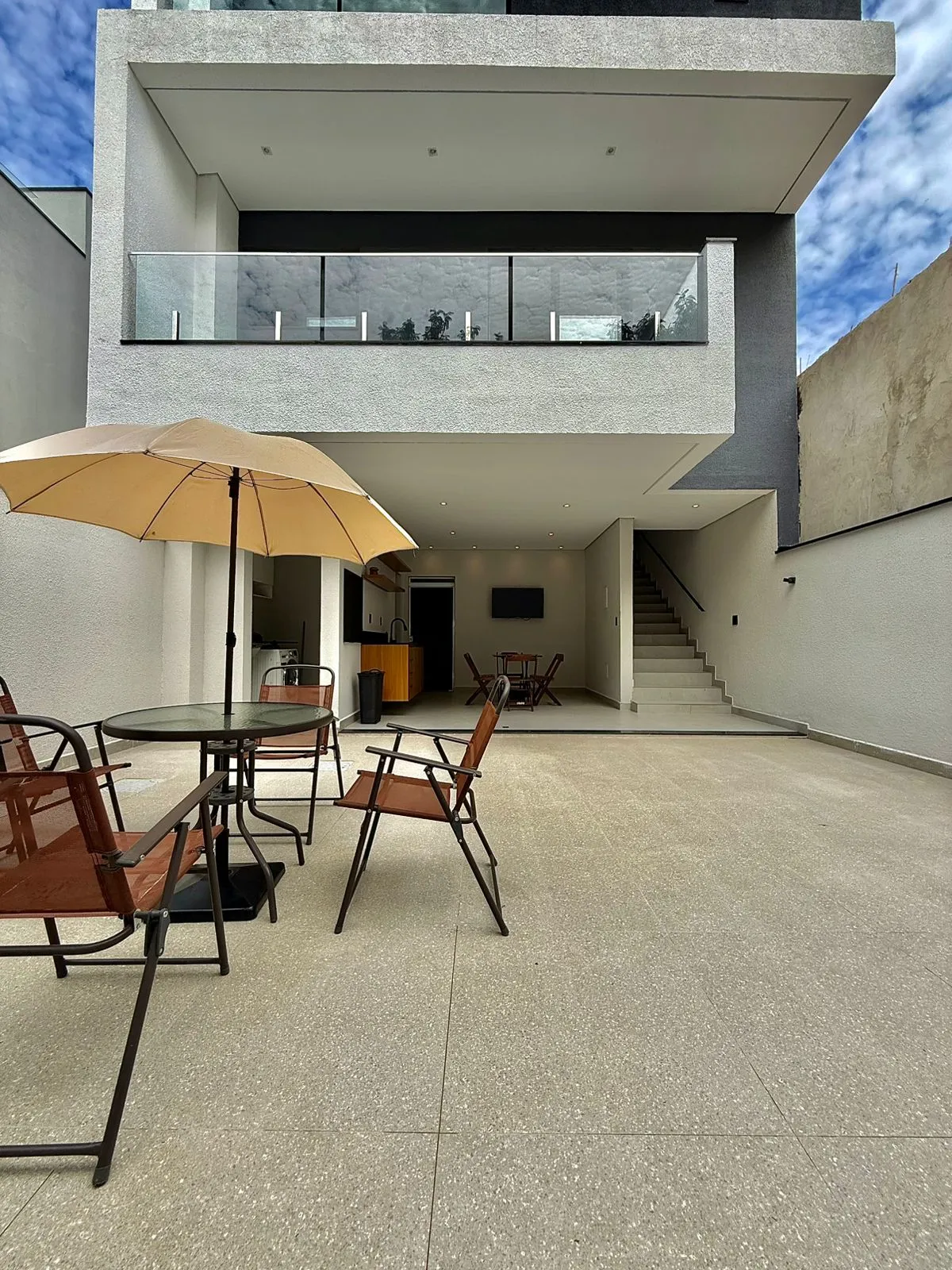 Sobrado à Venda com vista privilegiada e área gourmet ampla, 153m² no Condomínio Vale Azul em Votorantim/SP