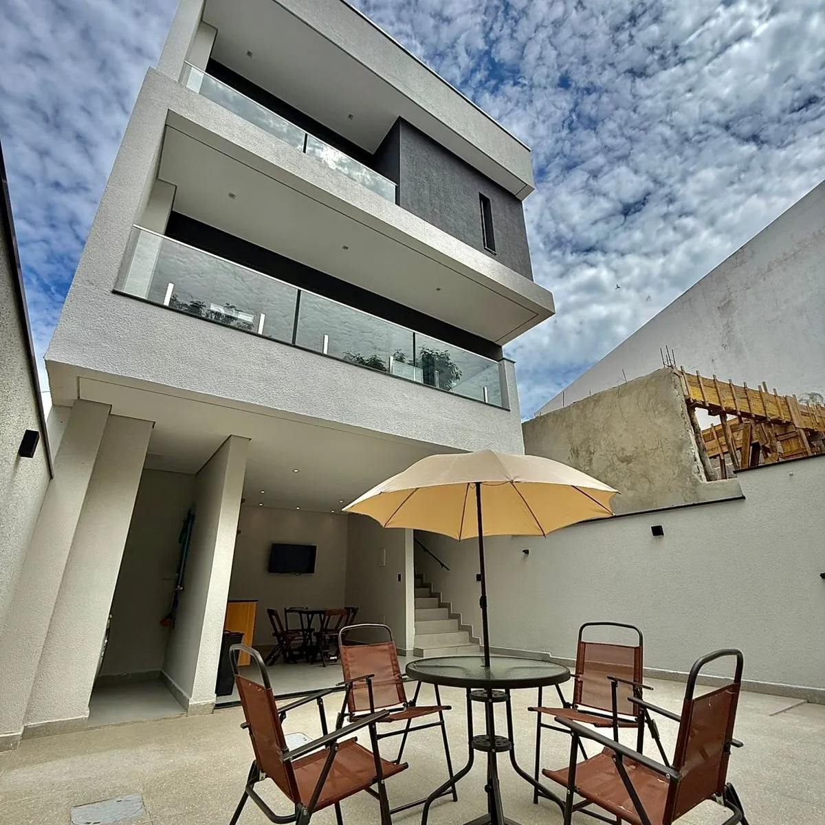 Sobrado à Venda com vista privilegiada e área gourmet ampla, 153m² no Condomínio Vale Azul em Votorantim/SP