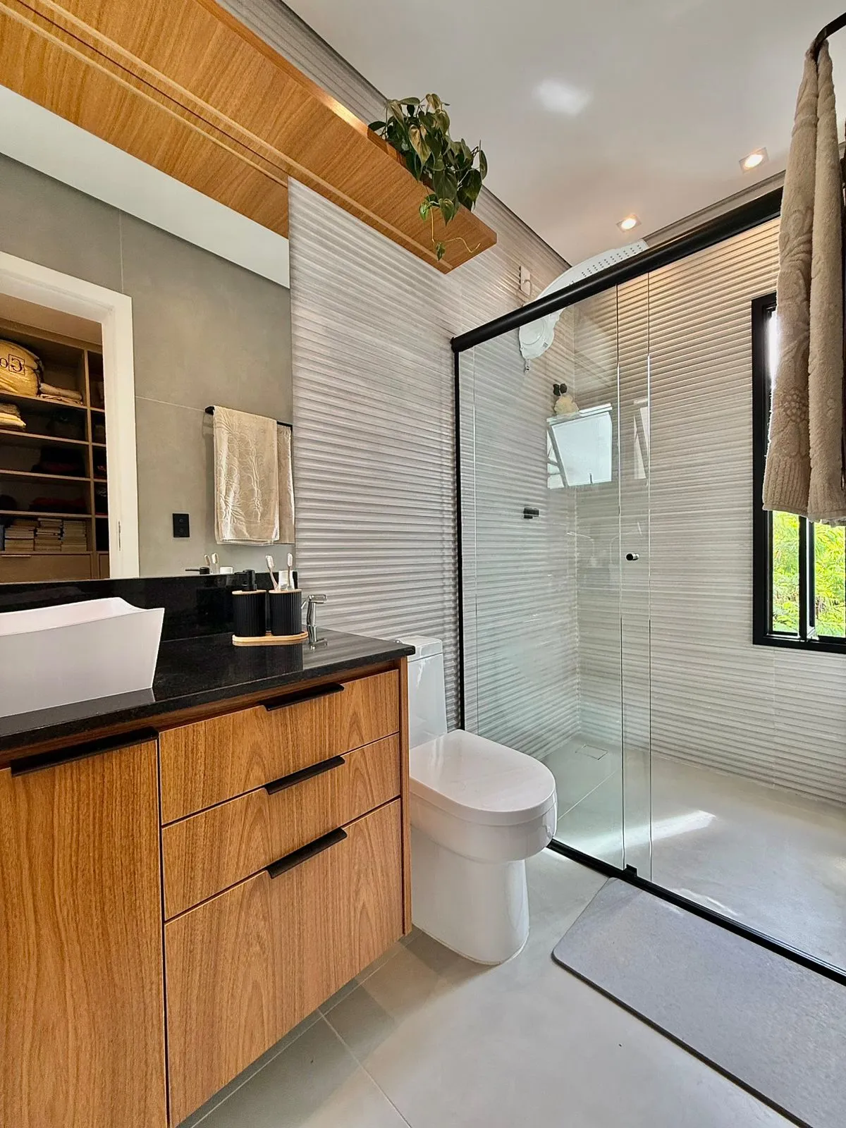 Sobrado à Venda com vista privilegiada e área gourmet ampla, 153m² no Condomínio Vale Azul em Votorantim/SP