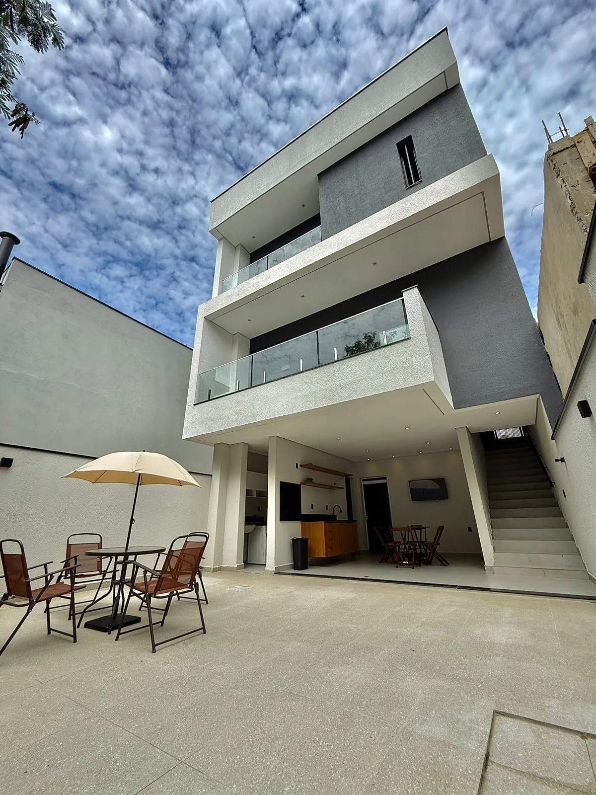 Sobrado à Venda com vista privilegiada e área gourmet ampla, 153m² no Condomínio Vale Azul em Votorantim/SP