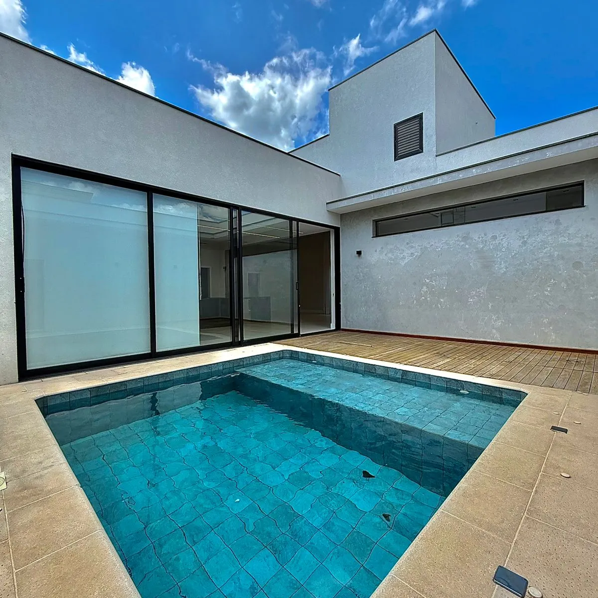 Casa Térrea à Venda ou Locação com 3 suítes, escritório e móveis planejados, 245m² no Condomínio Alphaville Nova Esplanada 4 em Votorantim/SP