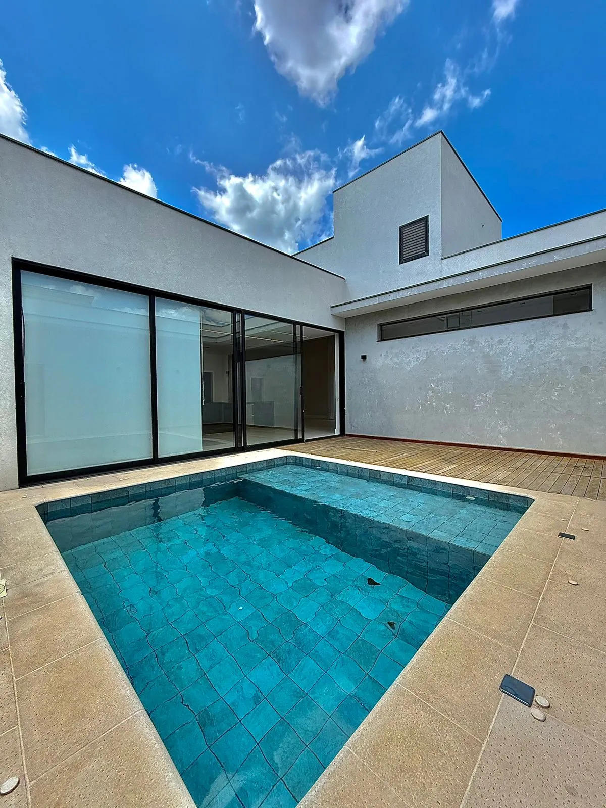 Casa Térrea à Venda ou Locação com 3 suítes, escritório e móveis planejados, 245m² no Condomínio Alphaville Nova Esplanada 4 em Votorantim/SP