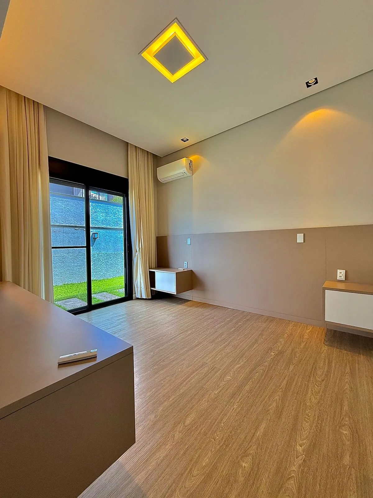 Casa Térrea à Venda ou Locação com 3 suítes, escritório e móveis planejados, 245m² no Condomínio Alphaville Nova Esplanada 4 em Votorantim/SP