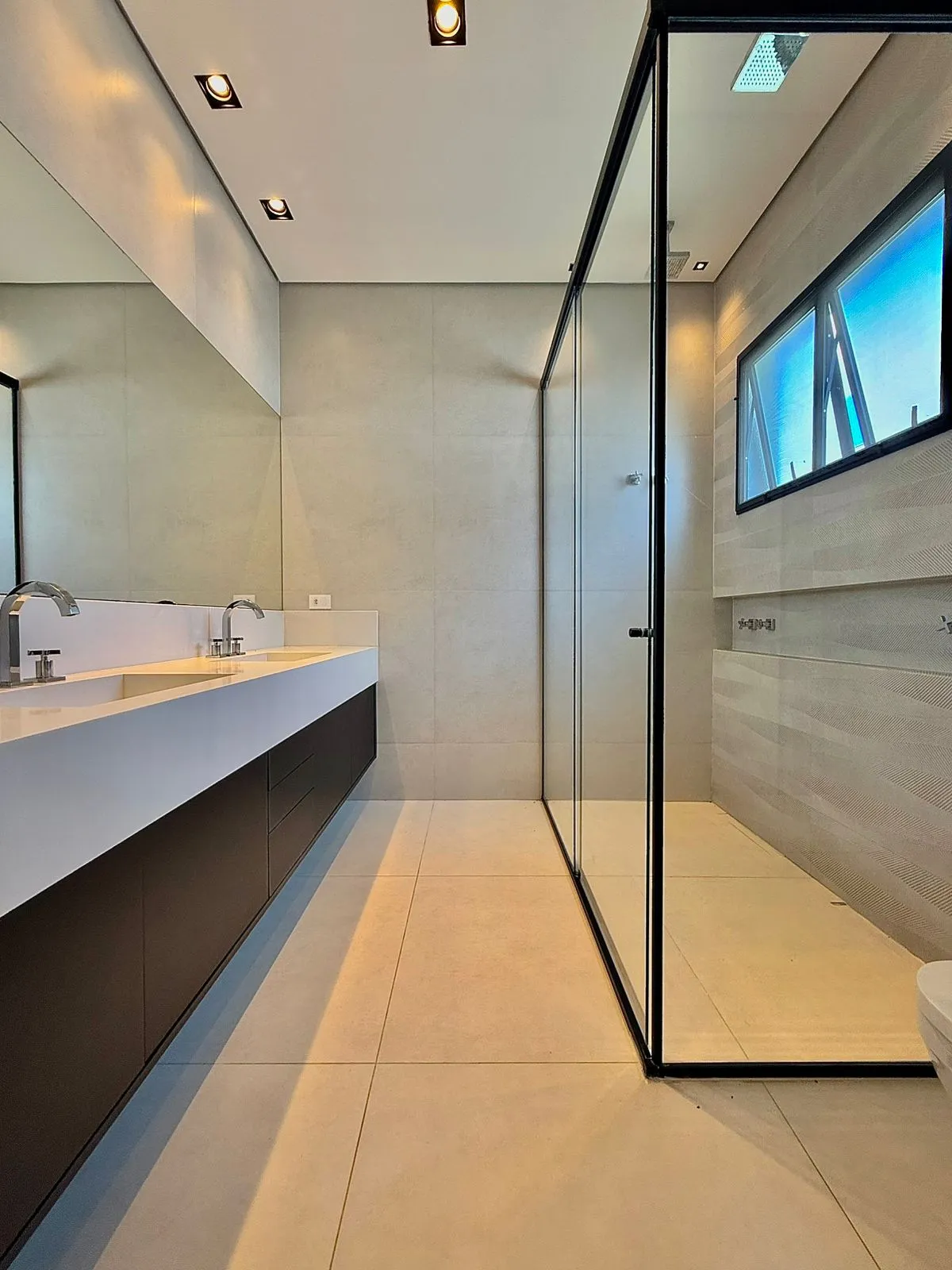 Casa Térrea à Venda ou Locação com 3 suítes, escritório e móveis planejados, 245m² no Condomínio Alphaville Nova Esplanada 4 em Votorantim/SP