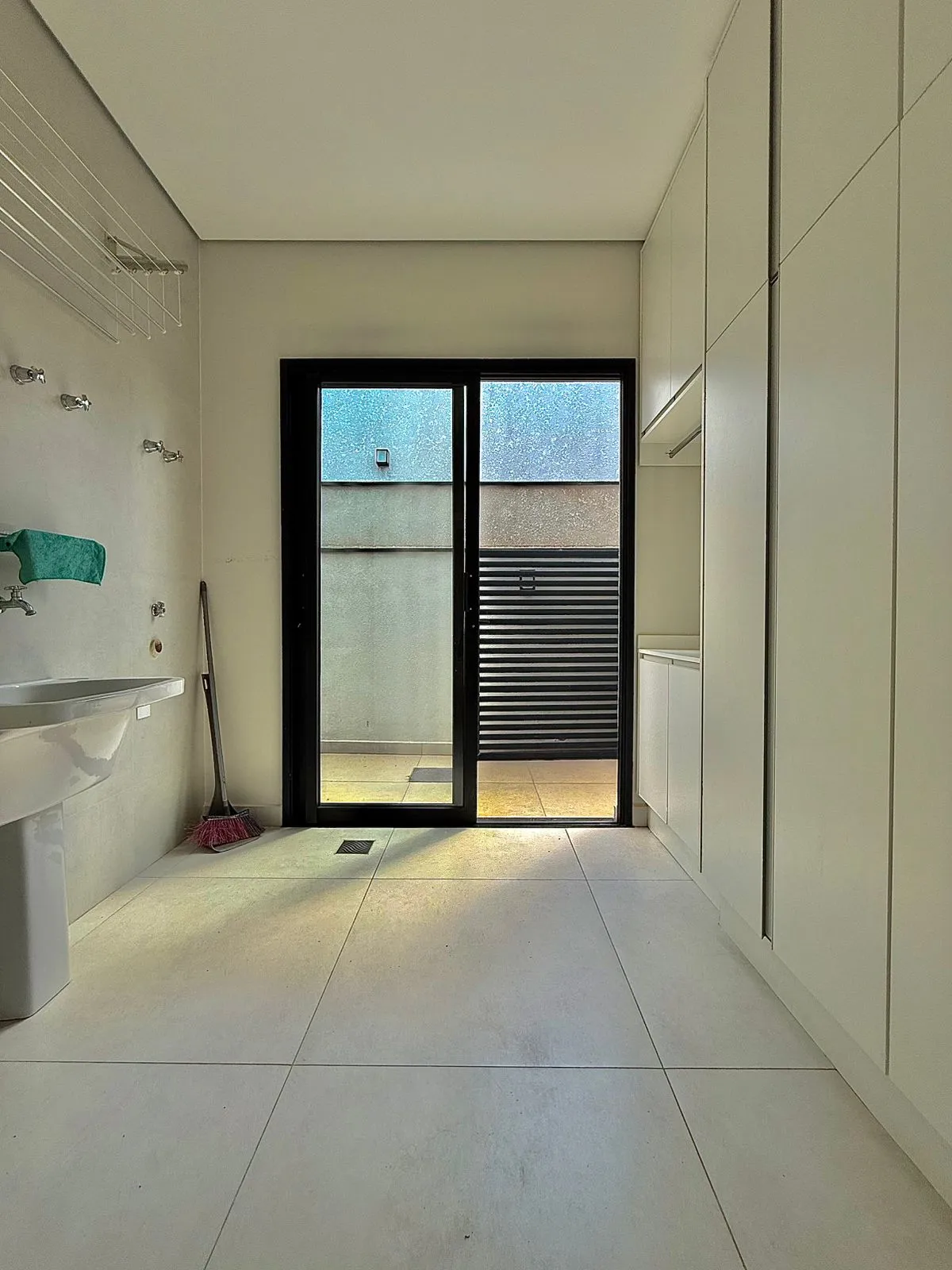 Casa Térrea à Venda ou Locação com 3 suítes, escritório e móveis planejados, 245m² no Condomínio Alphaville Nova Esplanada 4 em Votorantim/SP