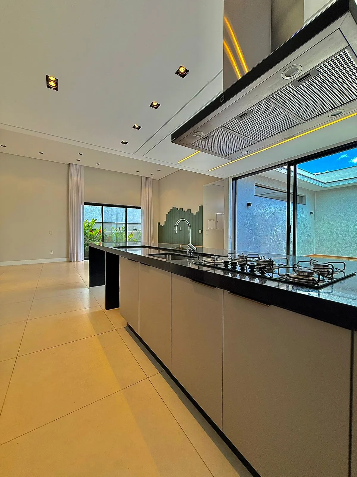 Casa Térrea à Venda ou Locação com 3 suítes, escritório e móveis planejados, 245m² no Condomínio Alphaville Nova Esplanada 4 em Votorantim/SP