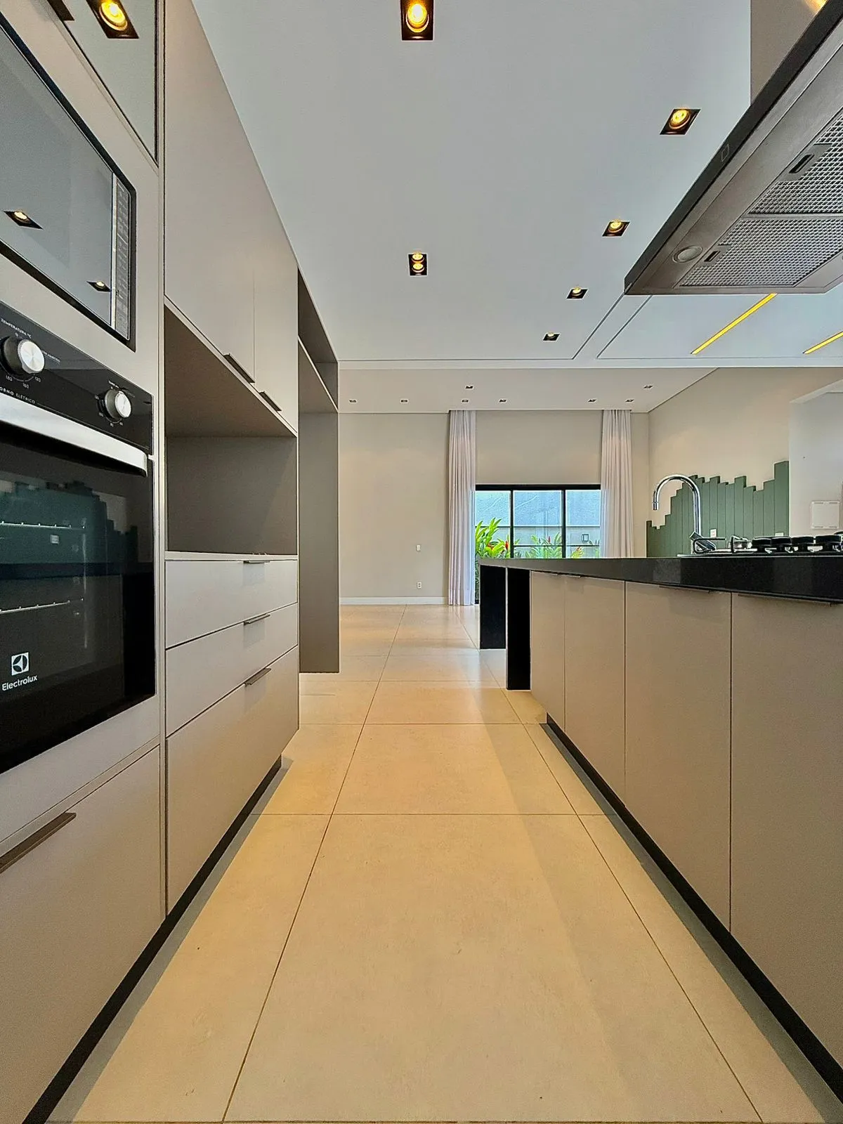 Casa Térrea à Venda ou Locação com 3 suítes, escritório e móveis planejados, 245m² no Condomínio Alphaville Nova Esplanada 4 em Votorantim/SP