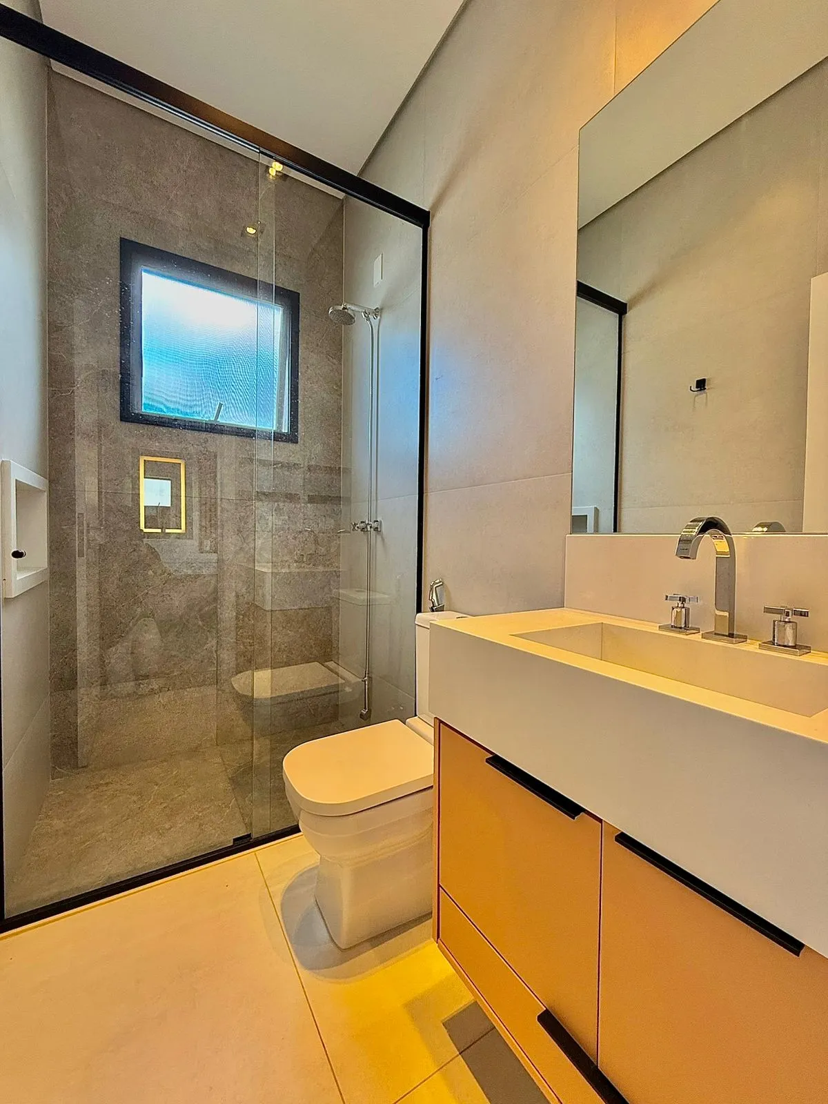 Casa Térrea à Venda ou Locação com 3 suítes, escritório e móveis planejados, 245m² no Condomínio Alphaville Nova Esplanada 4 em Votorantim/SP