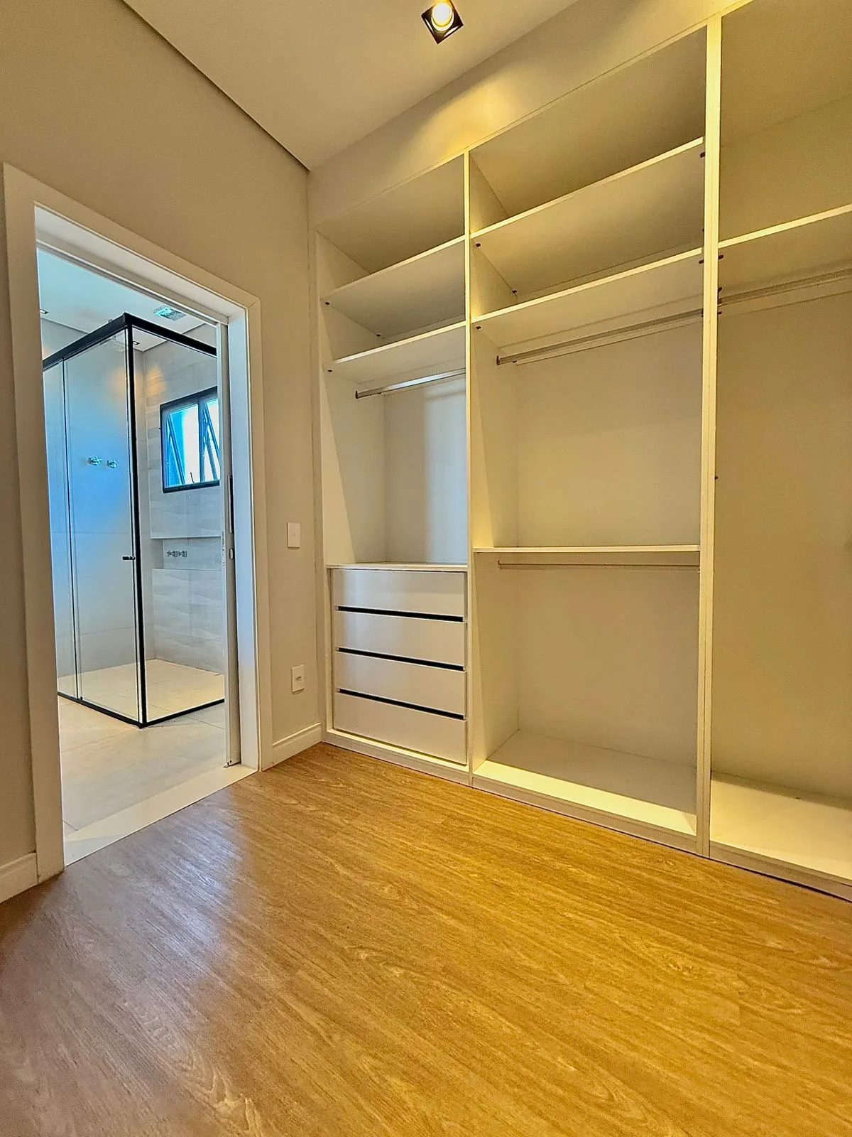 Casa Térrea à Venda ou Locação com 3 suítes, escritório e móveis planejados, 245m² no Condomínio Alphaville Nova Esplanada 4 em Votorantim/SP