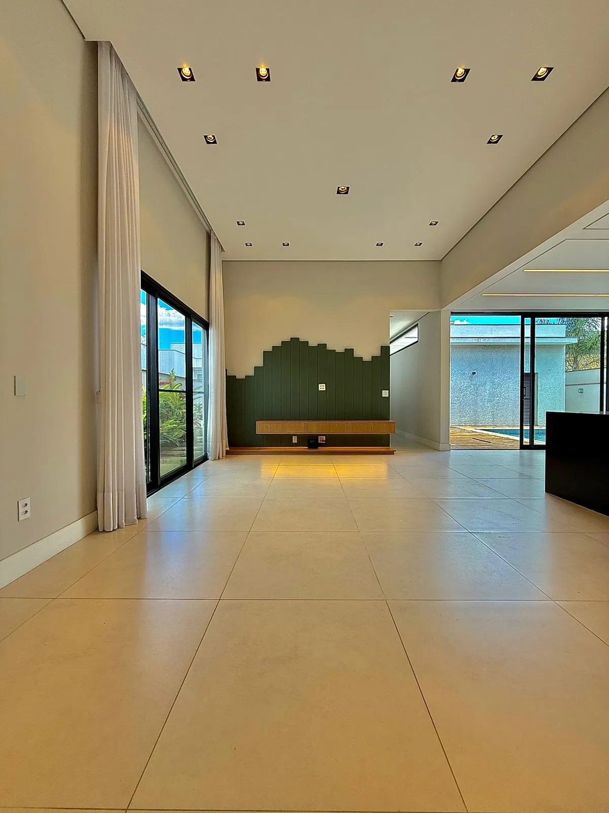 Casa Térrea à Venda ou Locação com 3 suítes, escritório e móveis planejados, 245m² no Condomínio Alphaville Nova Esplanada 4 em Votorantim/SP