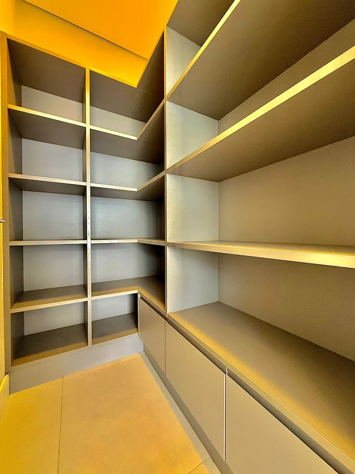 Casa Térrea à Venda ou Locação com 3 suítes, escritório e móveis planejados, 245m² no Condomínio Alphaville Nova Esplanada 4 em Votorantim/SP