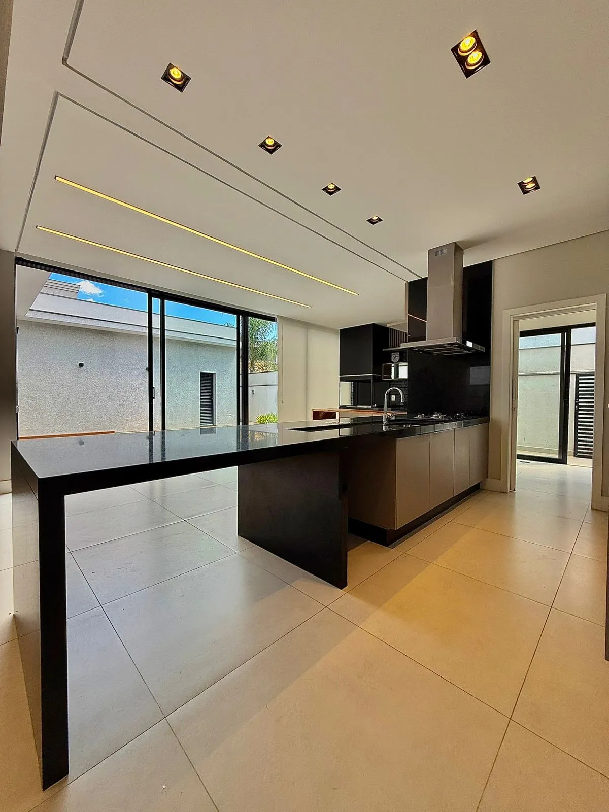 Casa Térrea à Venda ou Locação com 3 suítes, escritório e móveis planejados, 245m² no Condomínio Alphaville Nova Esplanada 4 em Votorantim/SP