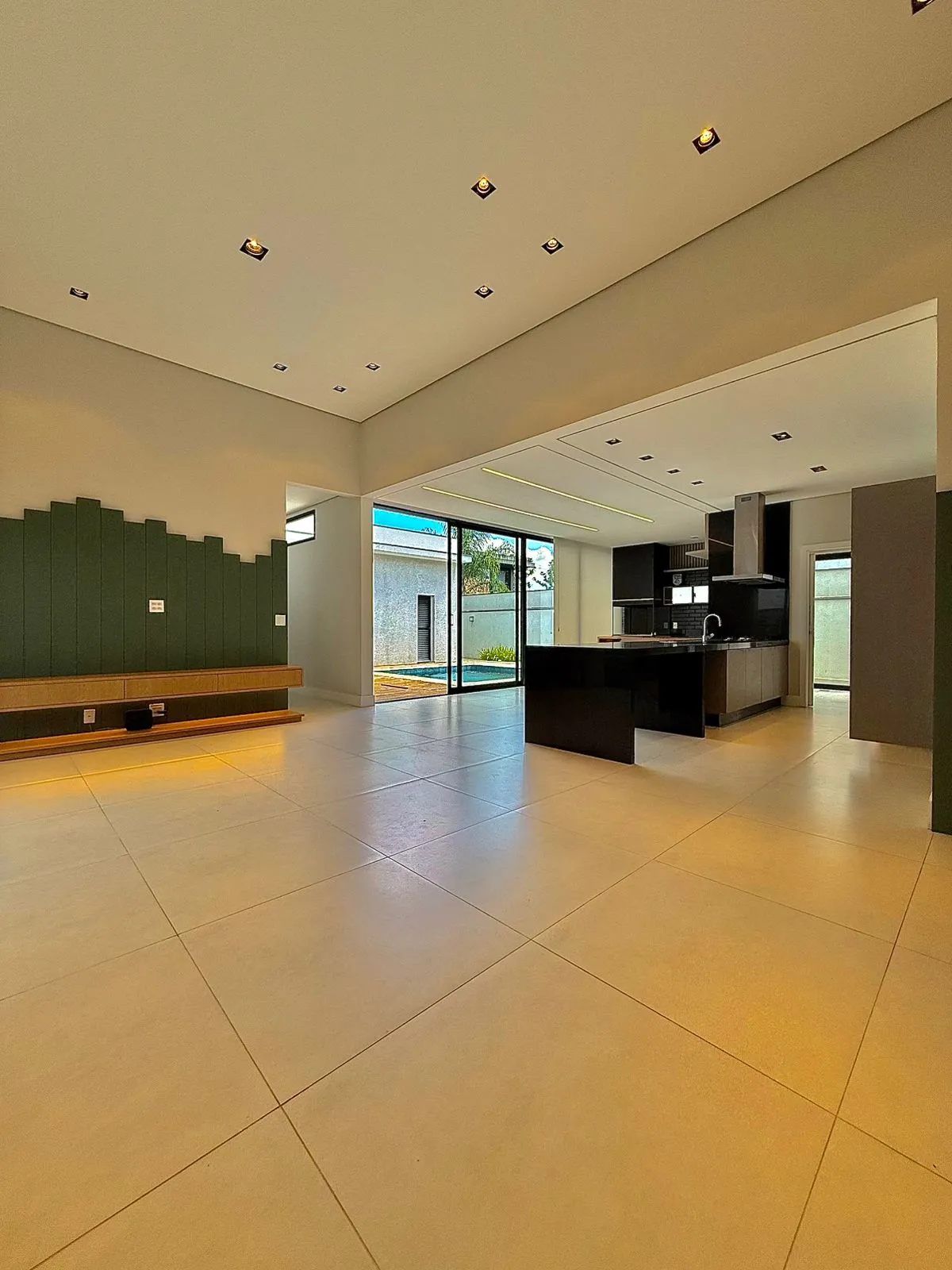 Casa Térrea à Venda ou Locação com 3 suítes, escritório e móveis planejados, 245m² no Condomínio Alphaville Nova Esplanada 4 em Votorantim/SP