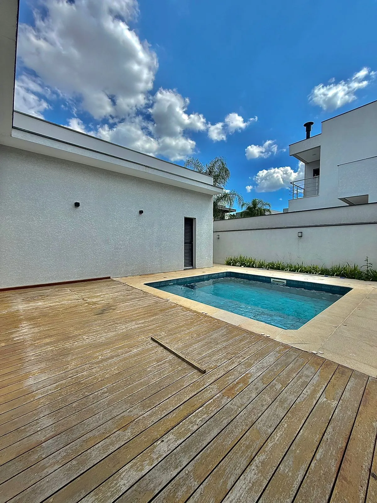 Casa Térrea à Venda ou Locação com 3 suítes, escritório e móveis planejados, 245m² no Condomínio Alphaville Nova Esplanada 4 em Votorantim/SP