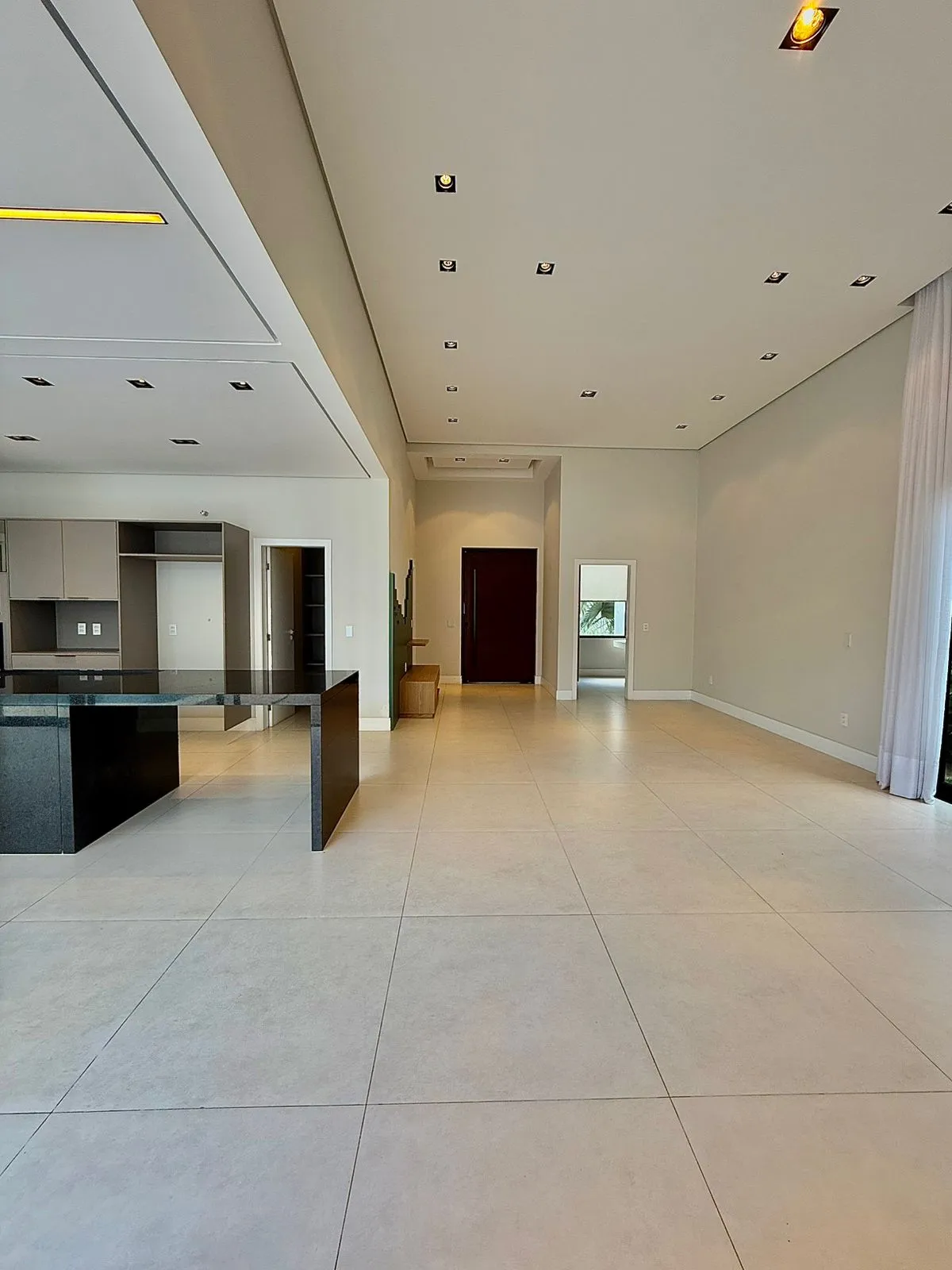 Casa Térrea à Venda ou Locação com 3 suítes, escritório e móveis planejados, 245m² no Condomínio Alphaville Nova Esplanada 4 em Votorantim/SP