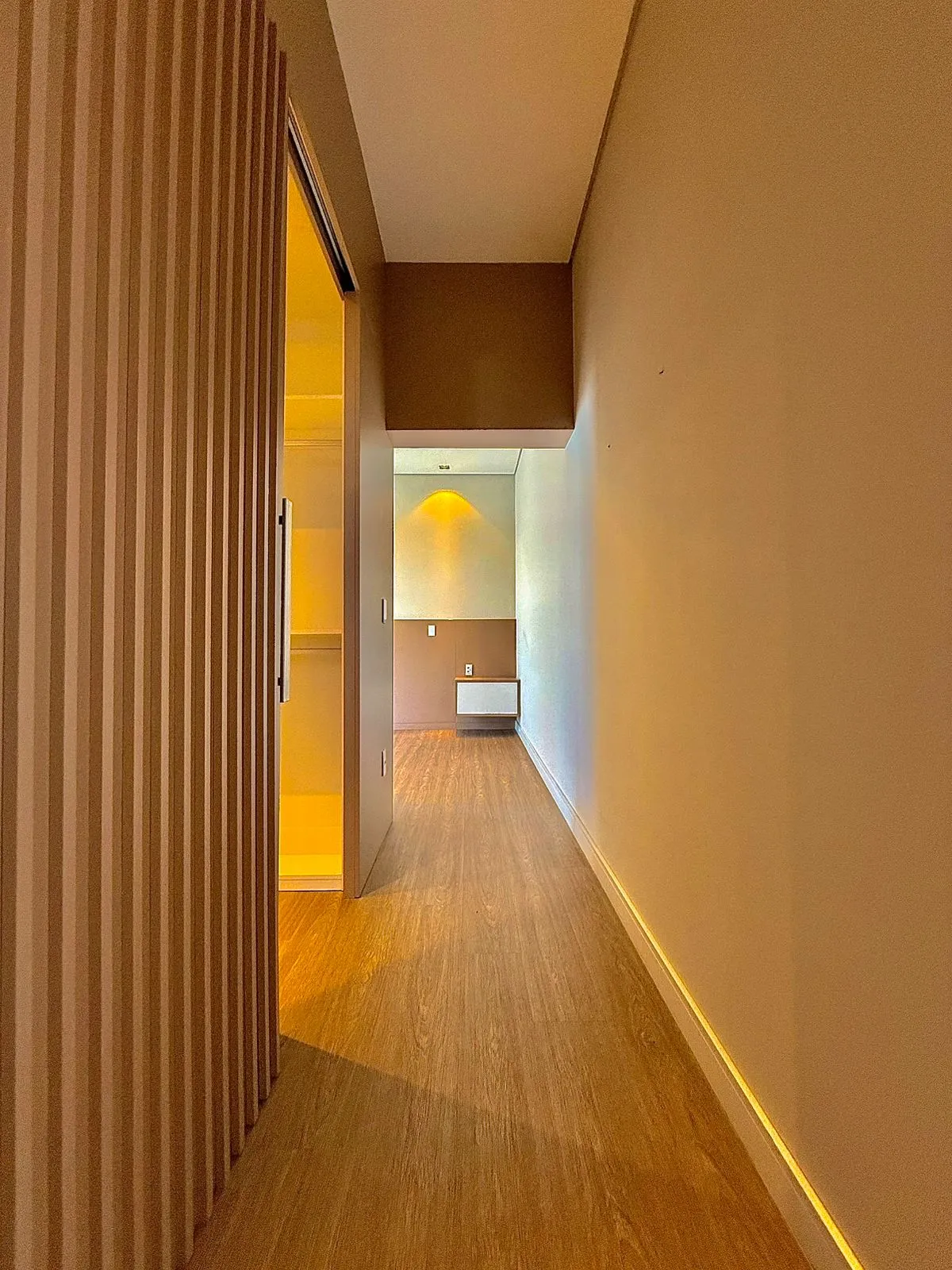 Casa Térrea à Venda ou Locação com 3 suítes, escritório e móveis planejados, 245m² no Condomínio Alphaville Nova Esplanada 4 em Votorantim/SP