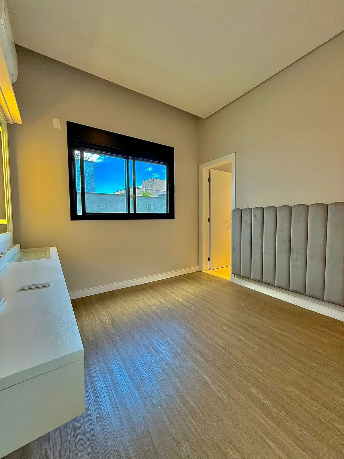 Casa Térrea à Venda ou Locação com 3 suítes, escritório e móveis planejados, 245m² no Condomínio Alphaville Nova Esplanada 4 em Votorantim/SP