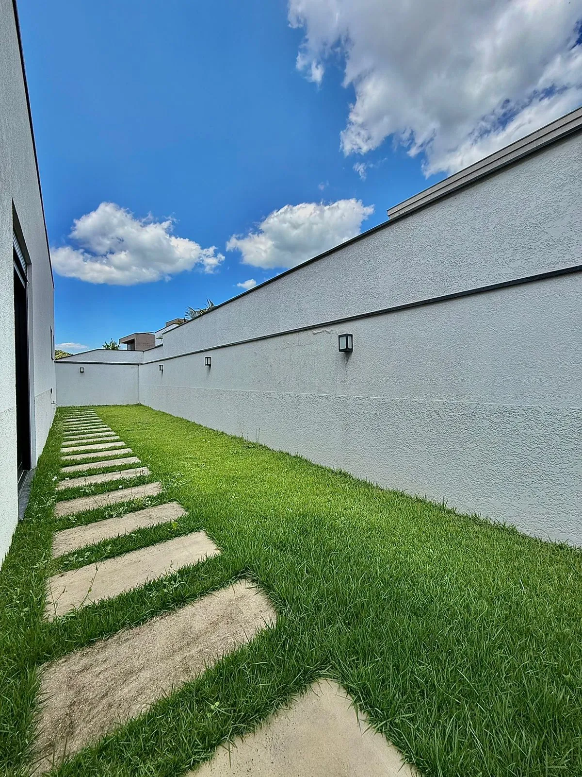 Casa Térrea à Venda ou Locação com 3 suítes, escritório e móveis planejados, 245m² no Condomínio Alphaville Nova Esplanada 4 em Votorantim/SP